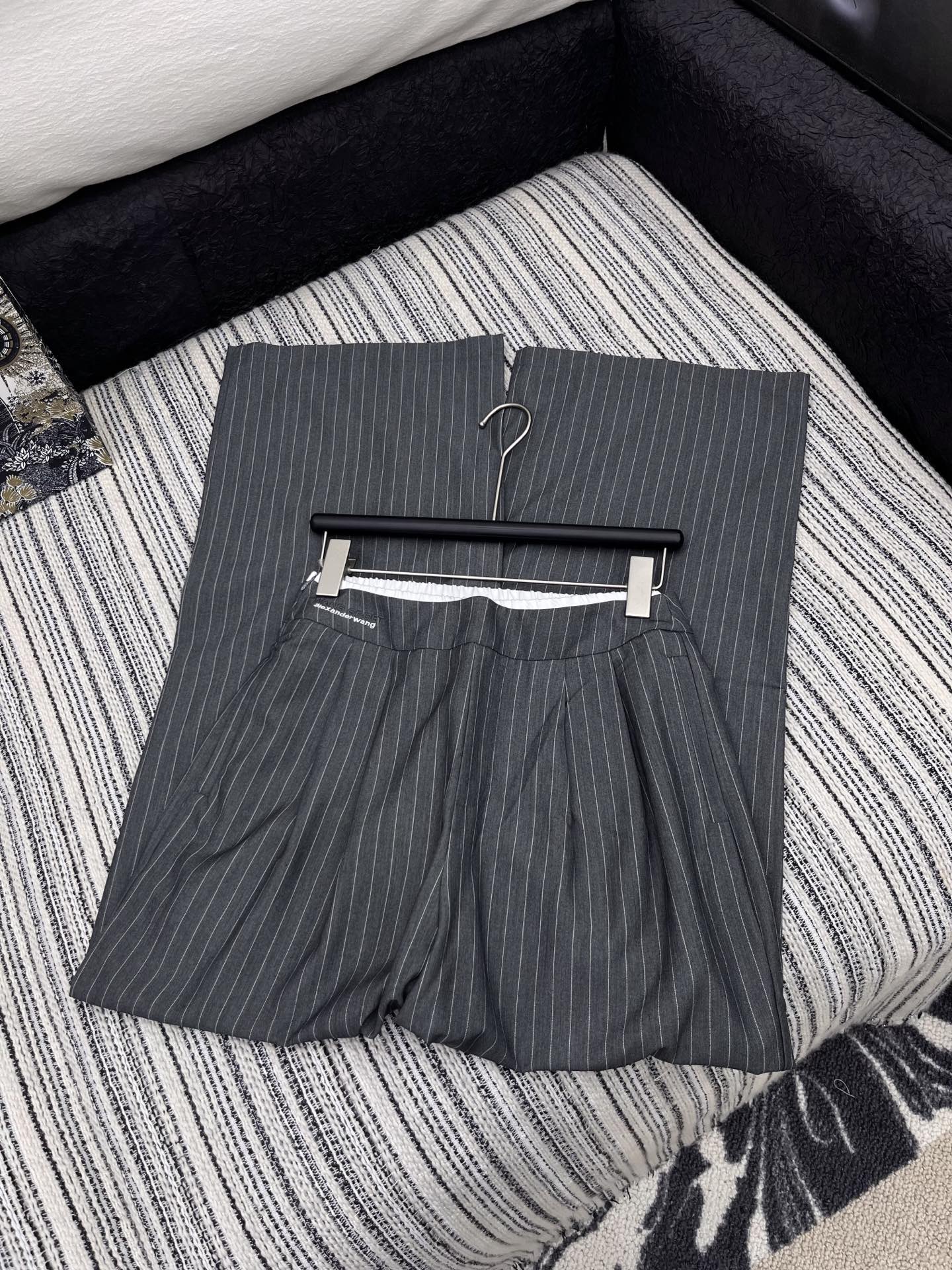 🛒𝐍𝐄𝐖 · 𝟐𝟎𝟐5/爆款现货

原单高品质  Alex*｜25新款休闲西裤
颜色百搭高级 定制色织条