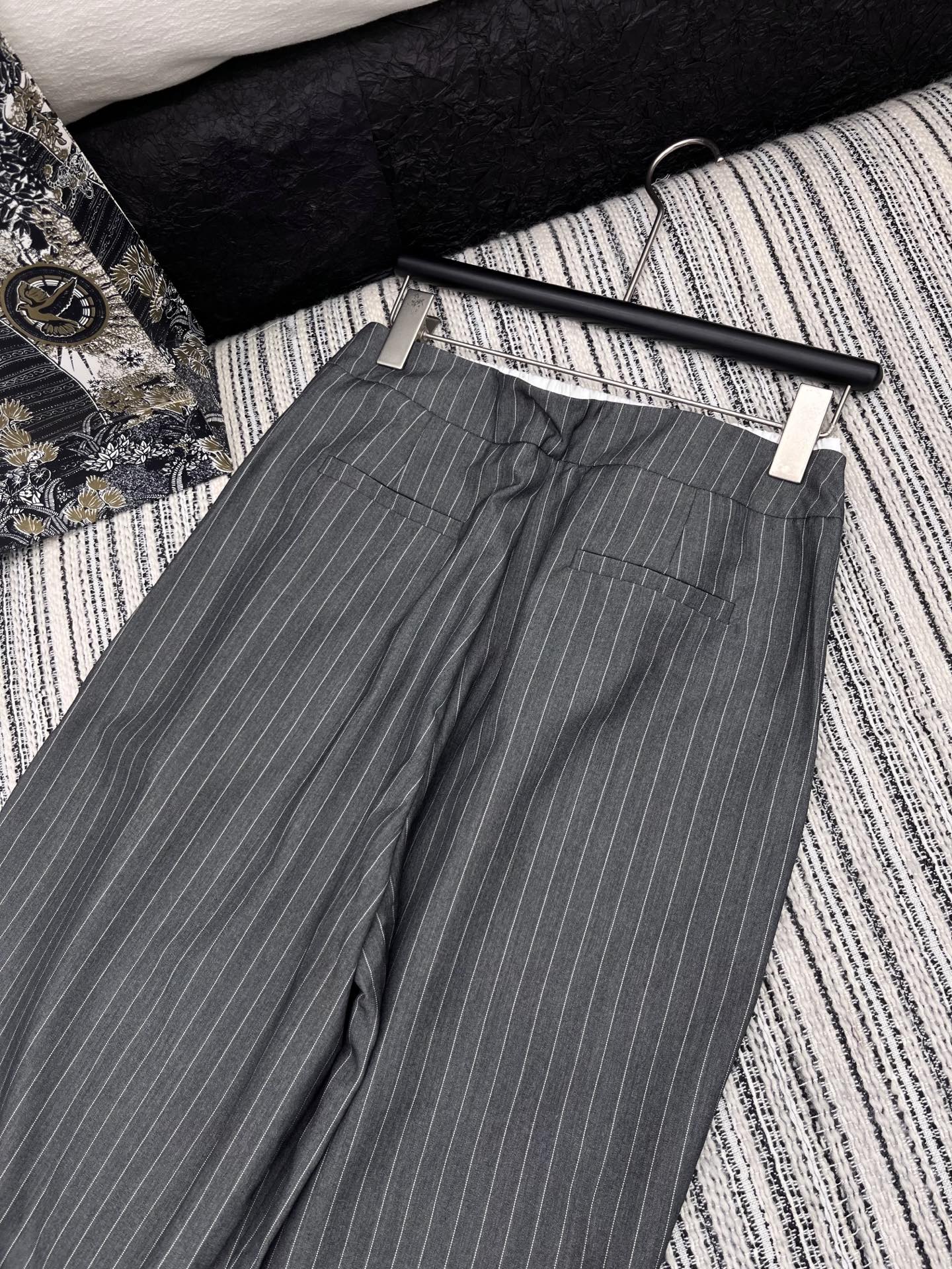 🛒𝐍𝐄𝐖 · 𝟐𝟎𝟐5/爆款现货

原单高品质  Alex*｜25新款休闲西裤
颜色百搭高级 定制色织条