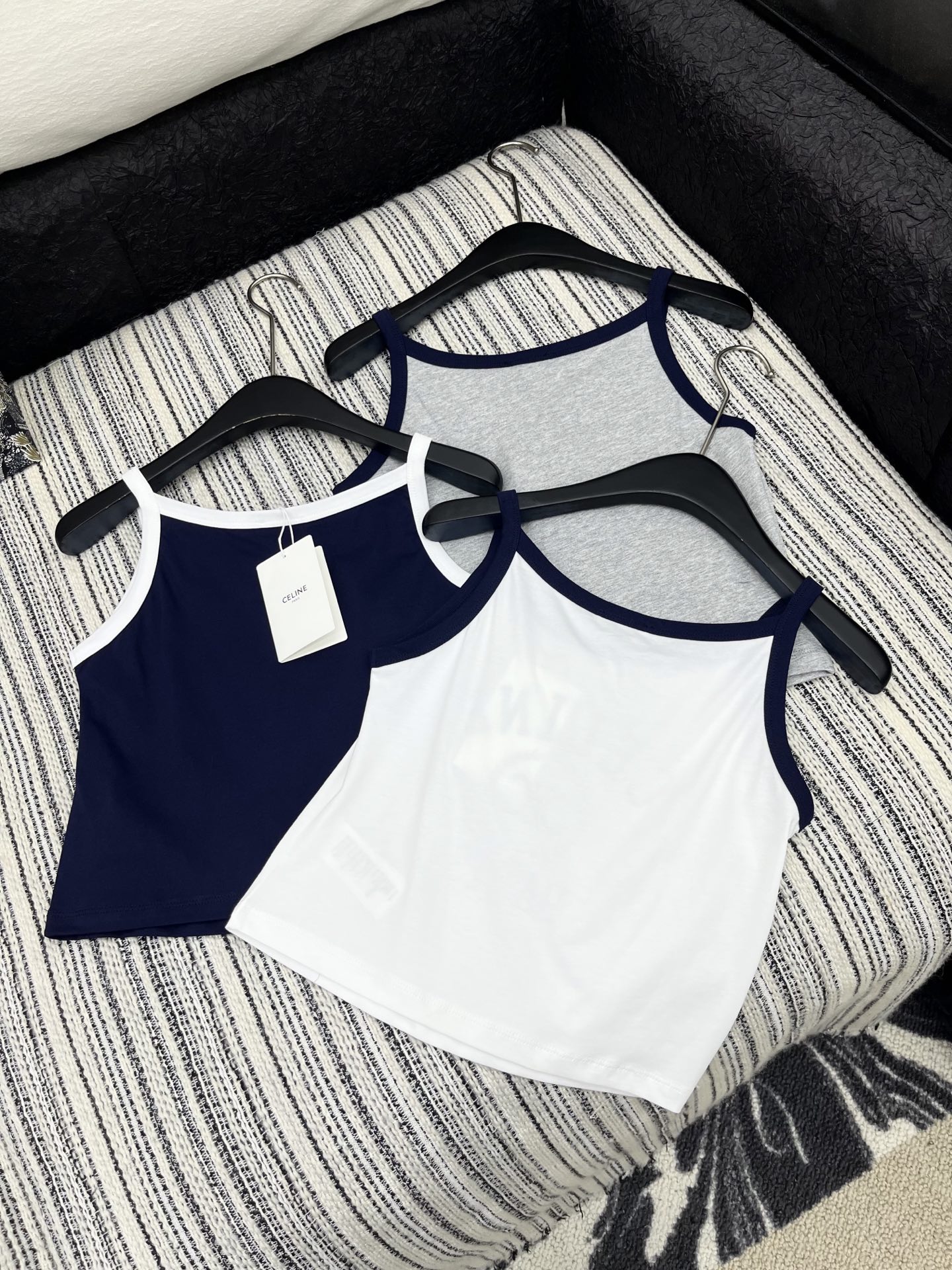 🛒𝐍𝐄𝐖 · 𝟐𝟎𝟐5/爆款现货

原单品质  Celin*｜25新品印花撞色吊带
精致视觉效果  上身