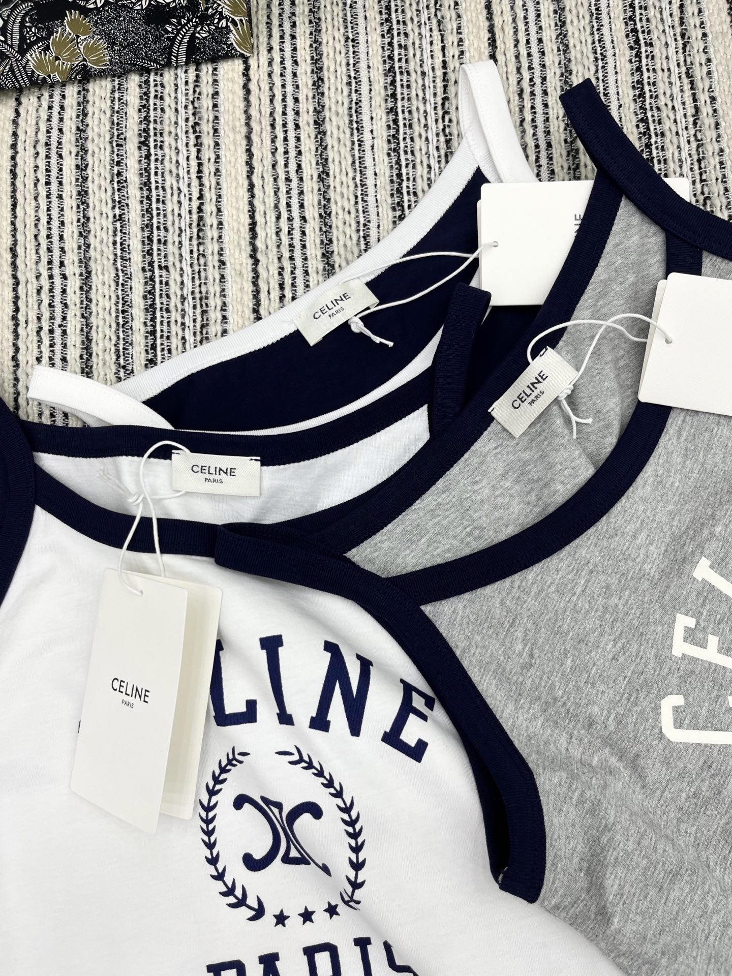 🛒𝐍𝐄𝐖 · 𝟐𝟎𝟐5/爆款现货

原单品质  Celin*｜25新品印花撞色吊带
精致视觉效果  上身