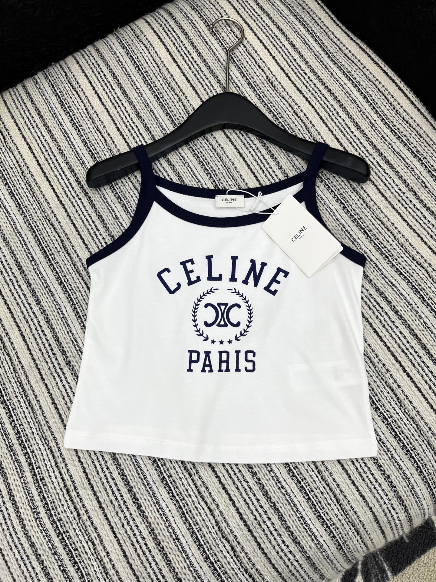 🛒𝐍𝐄𝐖 · 𝟐𝟎𝟐5/爆款现货

原单品质  Celin*｜25新品印花撞色吊带
精致视觉效果  上身