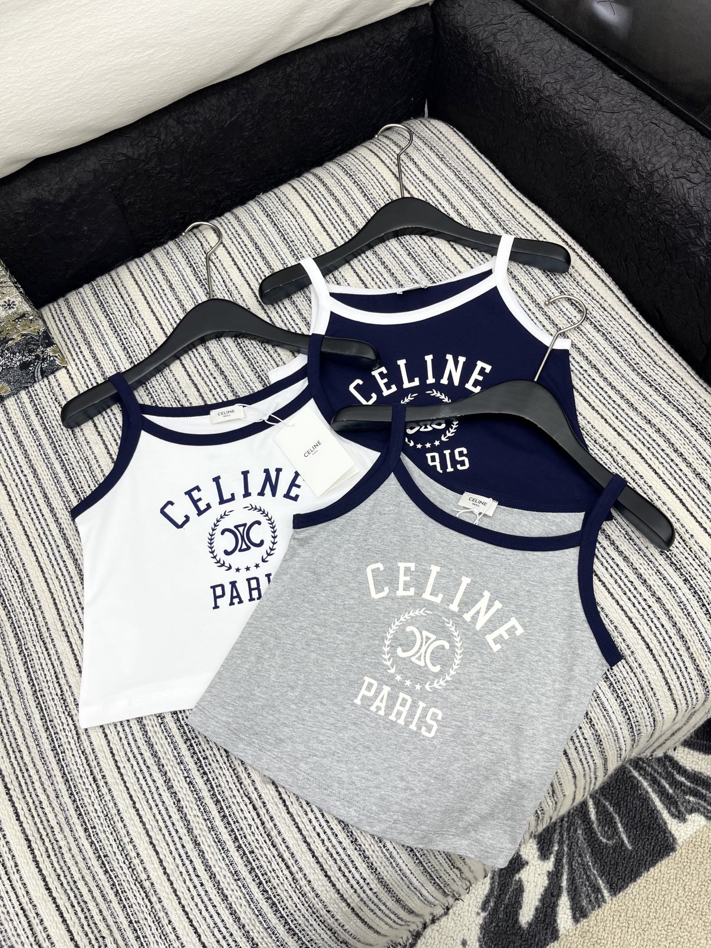 🛒𝐍𝐄𝐖 · 𝟐𝟎𝟐5/爆款现货

原单品质  Celin*｜25新品印花撞色吊带
精致视觉效果  上身