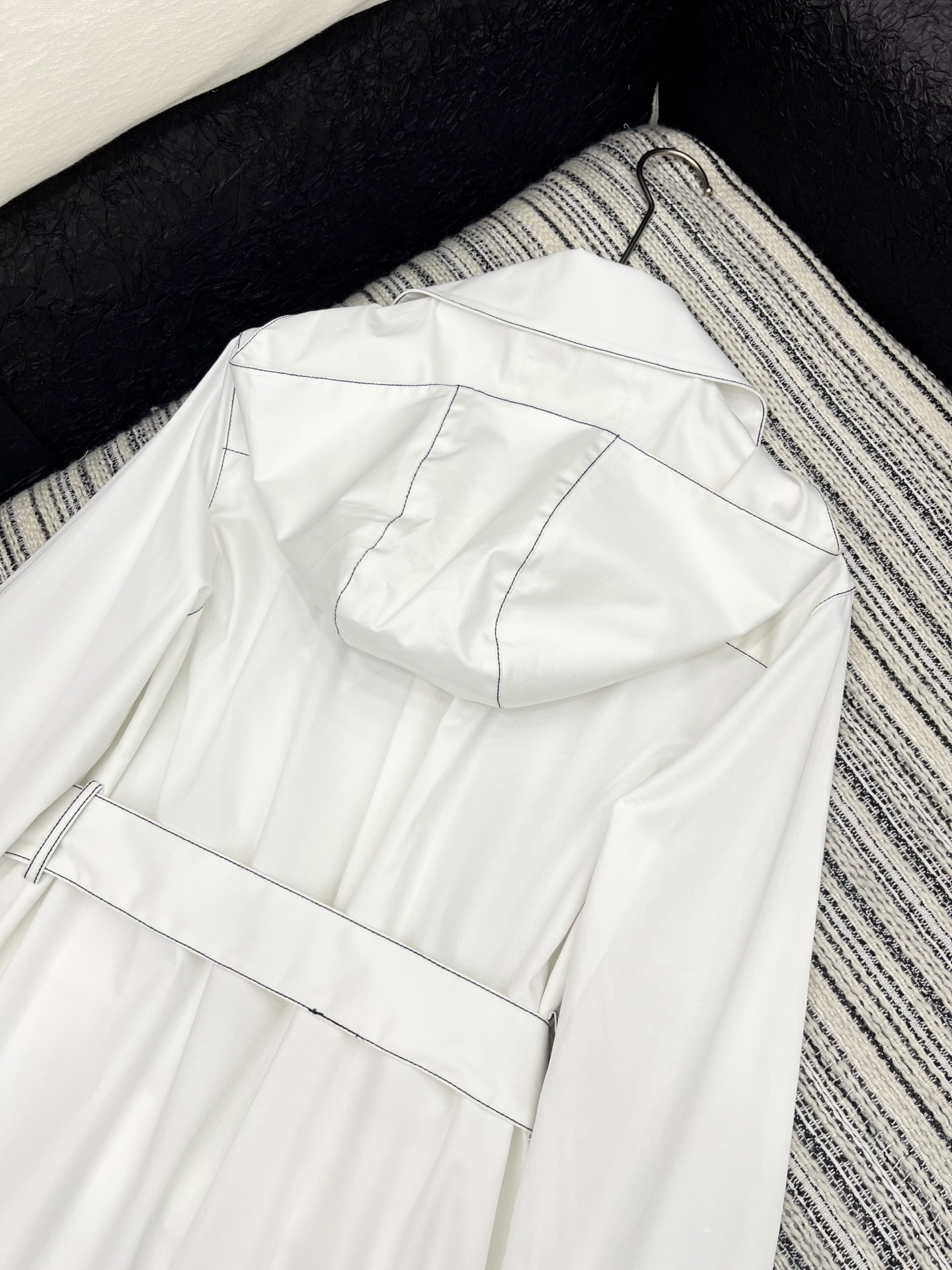 🛒𝐍𝐄𝐖 · 𝟐𝟎𝟐5/爆款现货

原单品质  Cha*｜25新款明线戴帽大蝴蝶结系带长款外套

潮版来