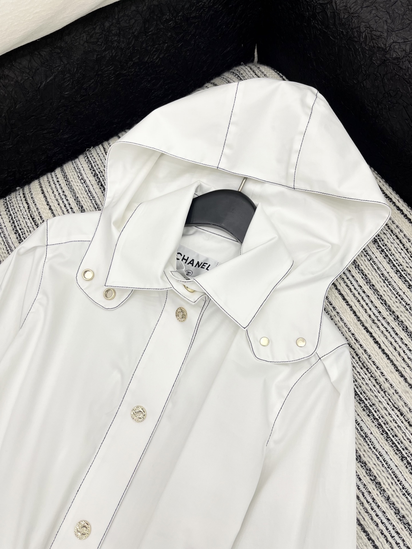 🛒𝐍𝐄𝐖 · 𝟐𝟎𝟐5/爆款现货

原单品质  Cha*｜25新款明线戴帽大蝴蝶结系带长款外套

潮版来