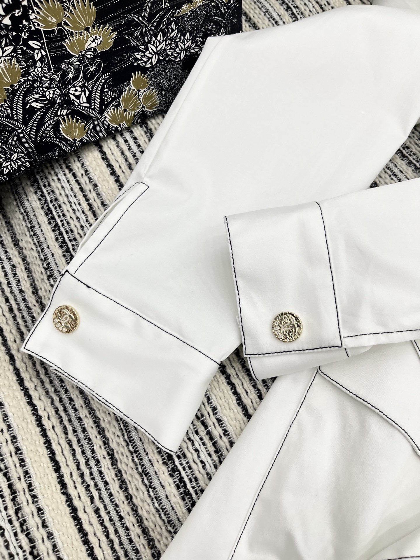 🛒𝐍𝐄𝐖 · 𝟐𝟎𝟐5/爆款现货

原单品质  Cha*｜25新款明线戴帽大蝴蝶结系带长款外套

潮版来