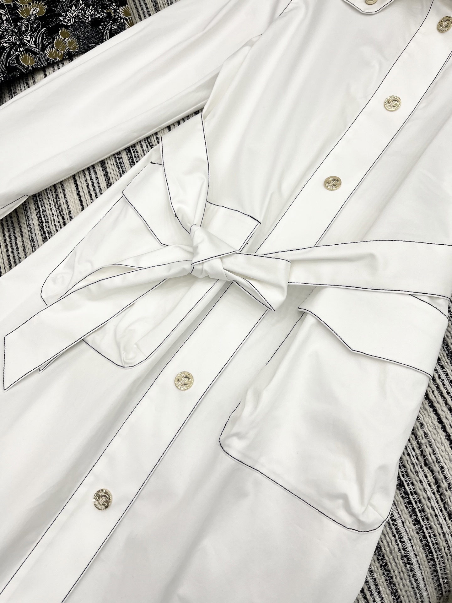 🛒𝐍𝐄𝐖 · 𝟐𝟎𝟐5/爆款现货

原单品质  Cha*｜25新款明线戴帽大蝴蝶结系带长款外套

潮版来