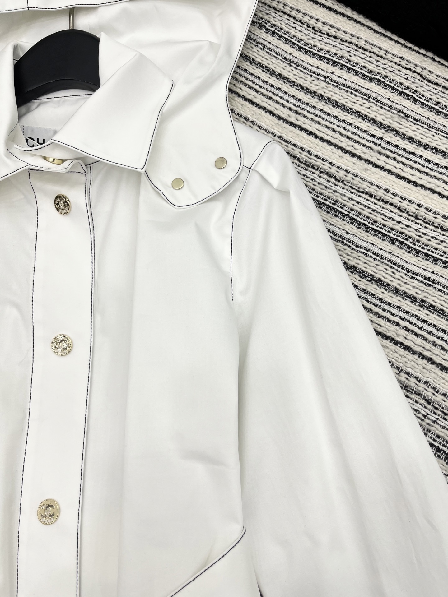 🛒𝐍𝐄𝐖 · 𝟐𝟎𝟐5/爆款现货

原单品质  Cha*｜25新款明线戴帽大蝴蝶结系带长款外套

潮版来