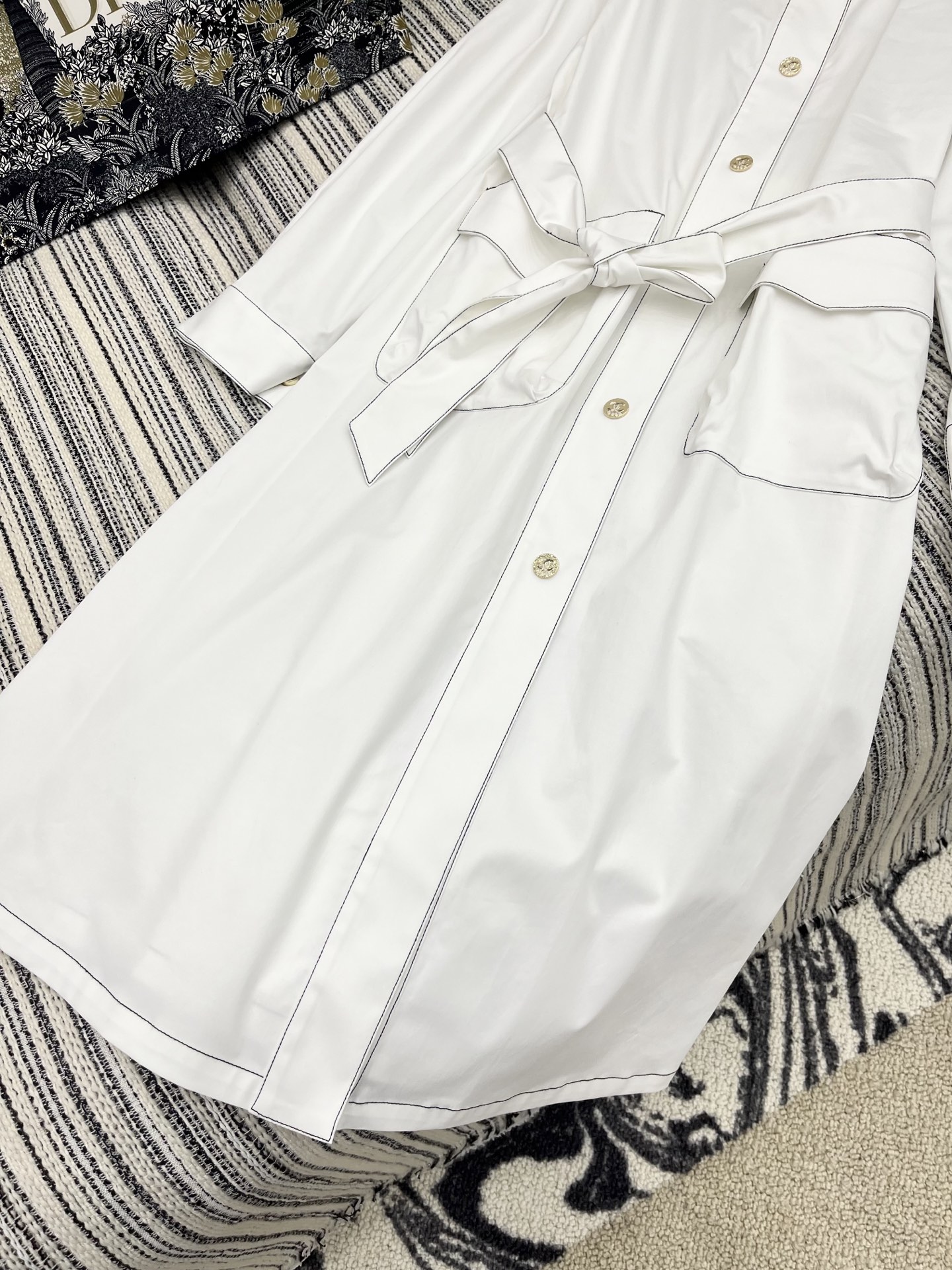 🛒𝐍𝐄𝐖 · 𝟐𝟎𝟐5/爆款现货

原单品质  Cha*｜25新款明线戴帽大蝴蝶结系带长款外套

潮版来