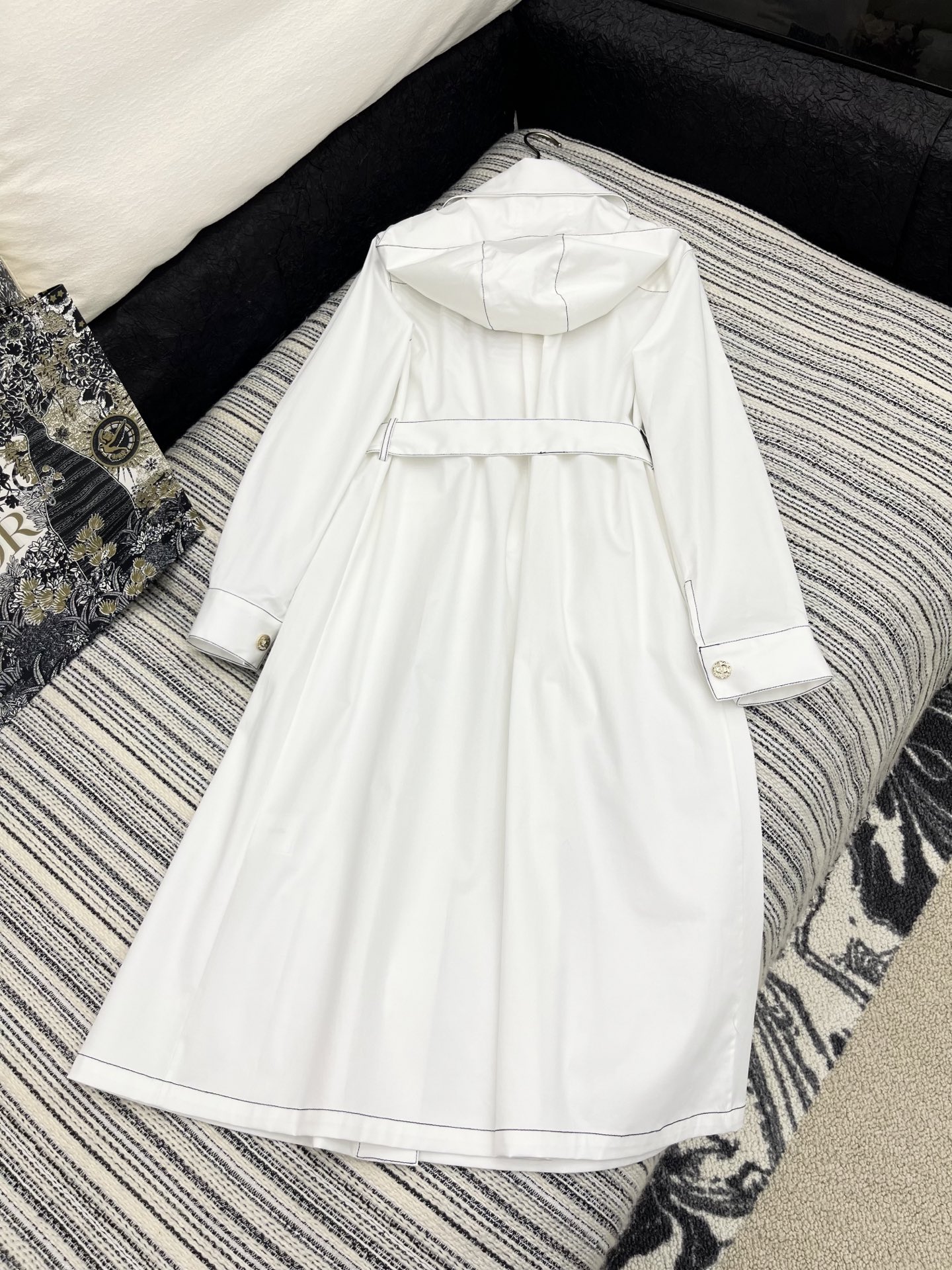 🛒𝐍𝐄𝐖 · 𝟐𝟎𝟐5/爆款现货

原单品质  Cha*｜25新款明线戴帽大蝴蝶结系带长款外套

潮版来
