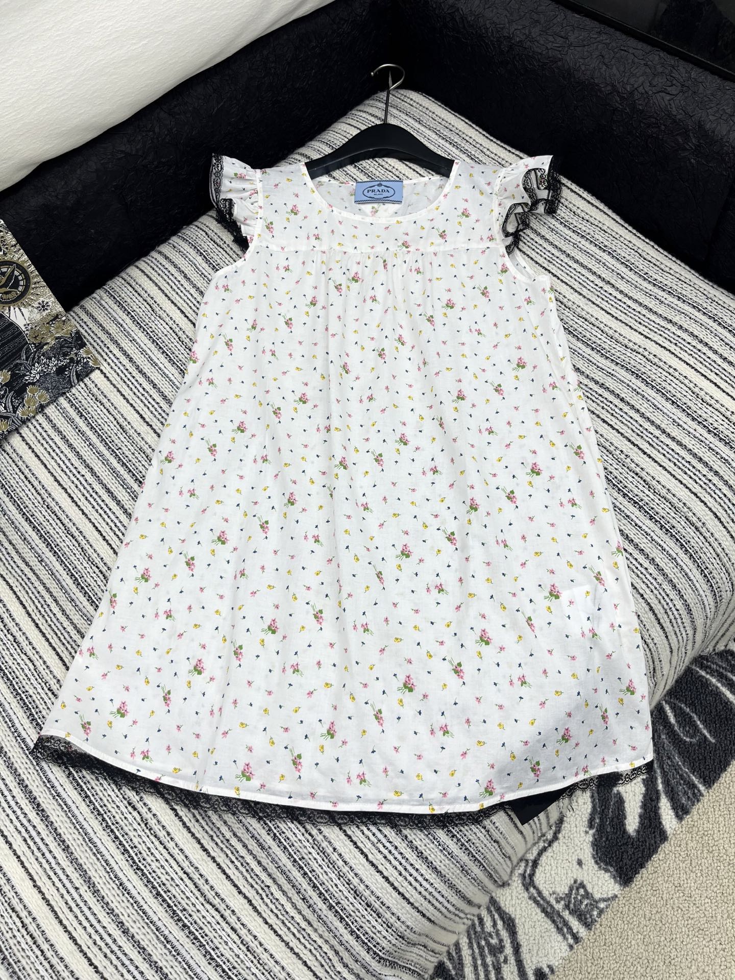 🛒𝐍𝐄𝐖 · 𝟐𝟎𝟐5/爆款现货

【原版定制】 Prad*｜25新款蕾丝拼接碎花连衣裙
颜色百搭高级 