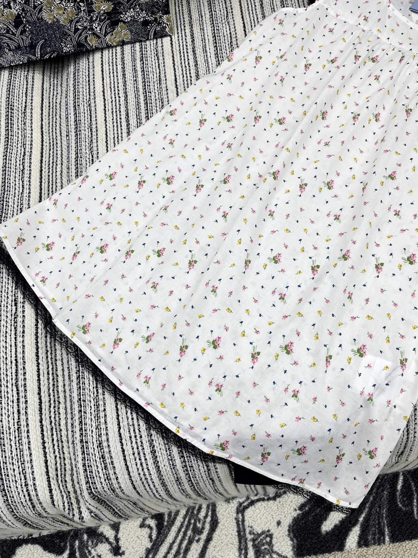 🛒𝐍𝐄𝐖 · 𝟐𝟎𝟐5/爆款现货

【原版定制】 Prad*｜25新款蕾丝拼接碎花连衣裙
颜色百搭高级 