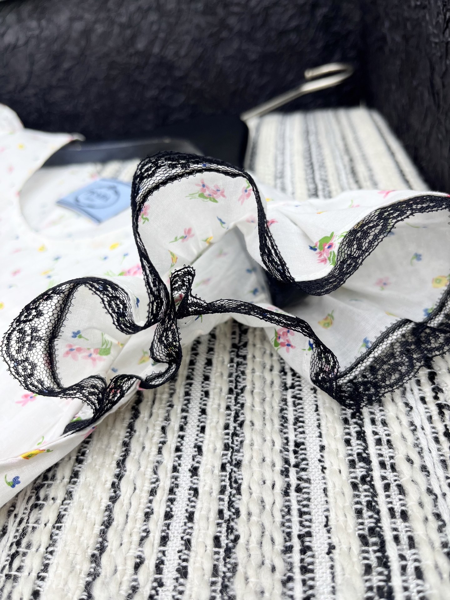 🛒𝐍𝐄𝐖 · 𝟐𝟎𝟐5/爆款现货

【原版定制】 Prad*｜25新款蕾丝拼接碎花连衣裙
颜色百搭高级 