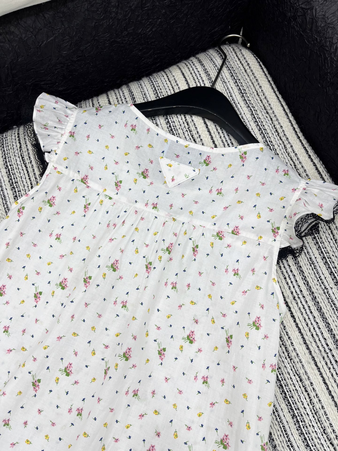 🛒𝐍𝐄𝐖 · 𝟐𝟎𝟐5/爆款现货

【原版定制】 Prad*｜25新款蕾丝拼接碎花连衣裙
颜色百搭高级 