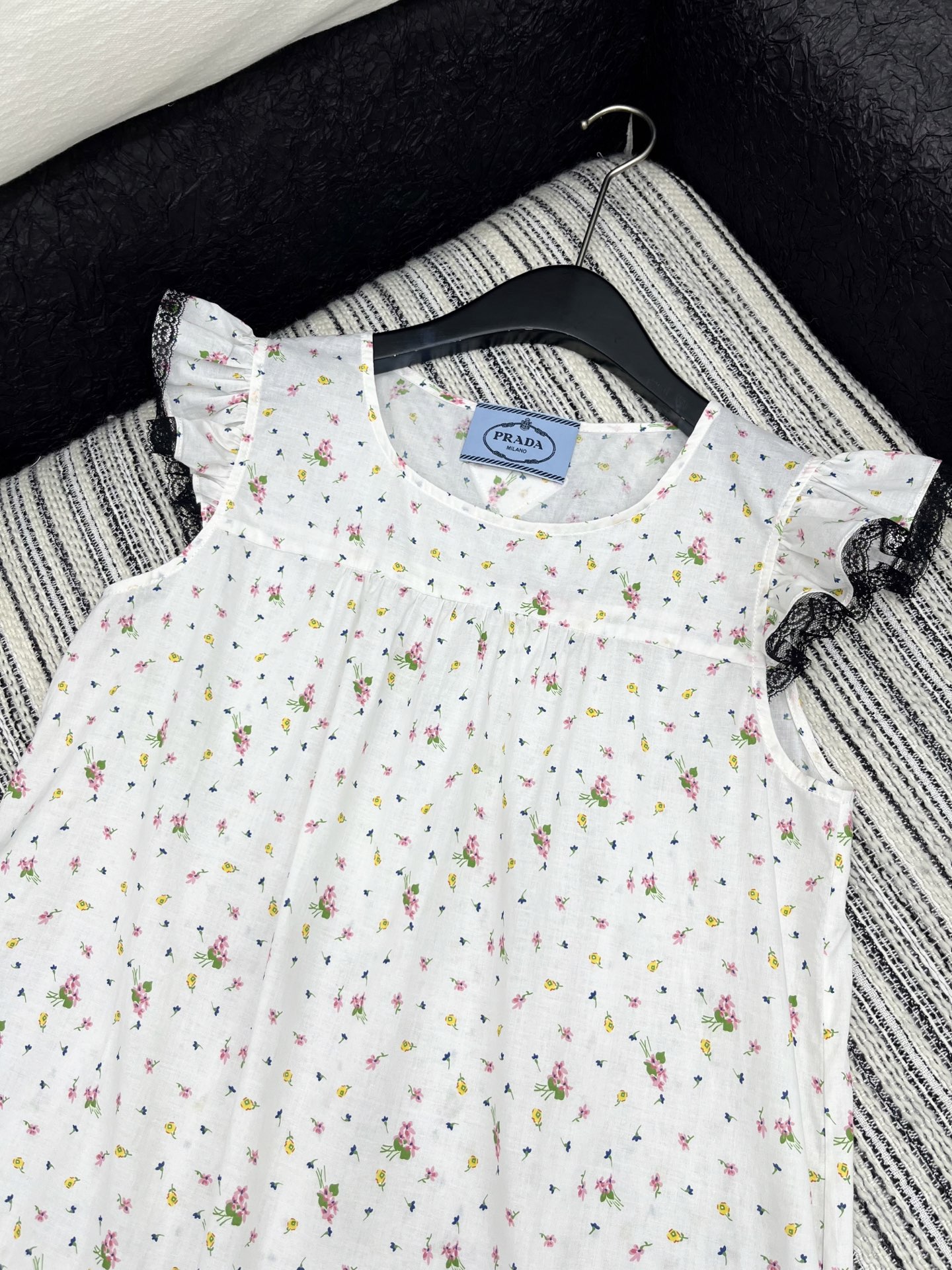 🛒𝐍𝐄𝐖 · 𝟐𝟎𝟐5/爆款现货

【原版定制】 Prad*｜25新款蕾丝拼接碎花连衣裙
颜色百搭高级 
