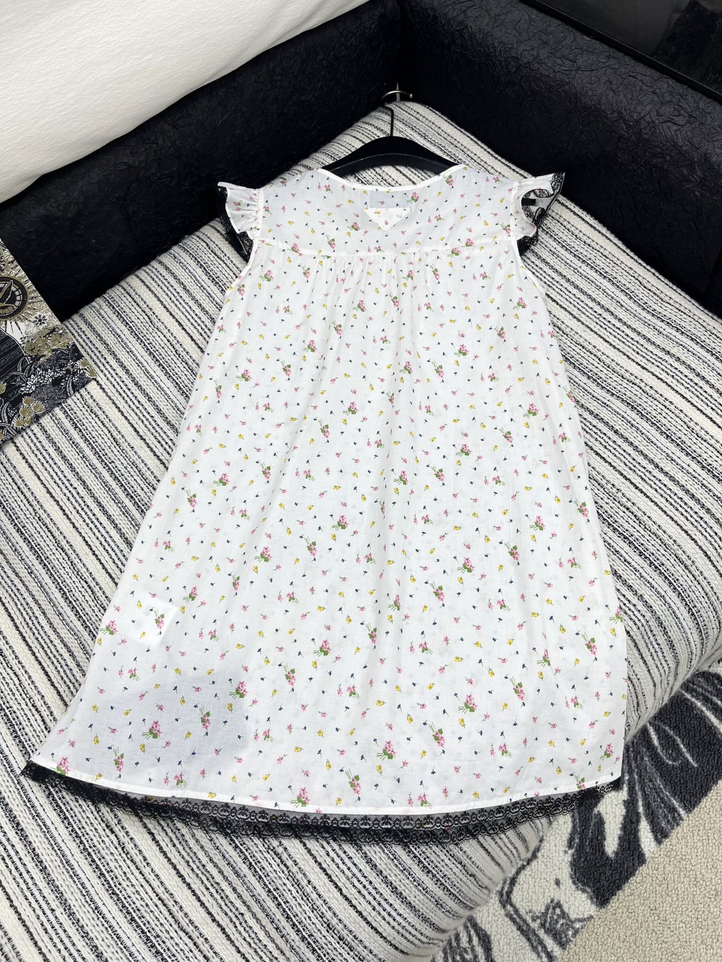 🛒𝐍𝐄𝐖 · 𝟐𝟎𝟐5/爆款现货

【原版定制】 Prad*｜25新款蕾丝拼接碎花连衣裙
颜色百搭高级 