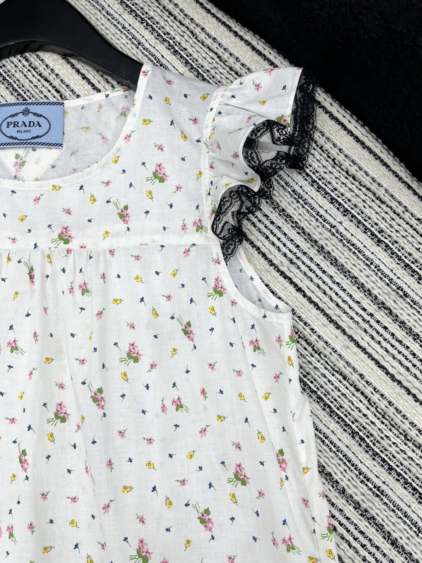 🛒𝐍𝐄𝐖 · 𝟐𝟎𝟐5/爆款现货

【原版定制】 Prad*｜25新款蕾丝拼接碎花连衣裙
颜色百搭高级 