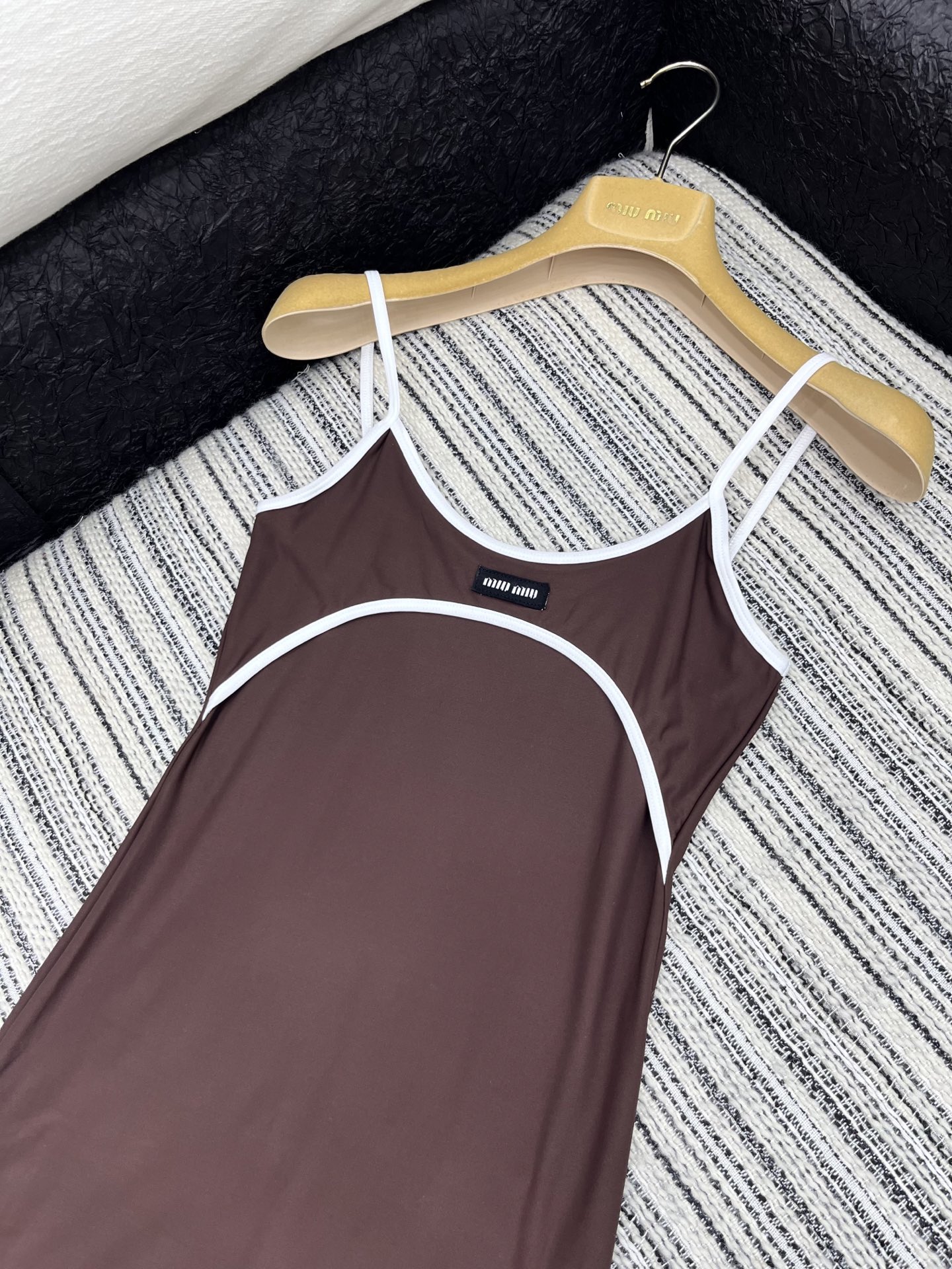 🛒𝐍𝐄𝐖 · 𝟐𝟎𝟐5/爆款现货

【原版定制】 Miu Mi*｜25春夏经典贴布绣撞色吊带裙
订制高品