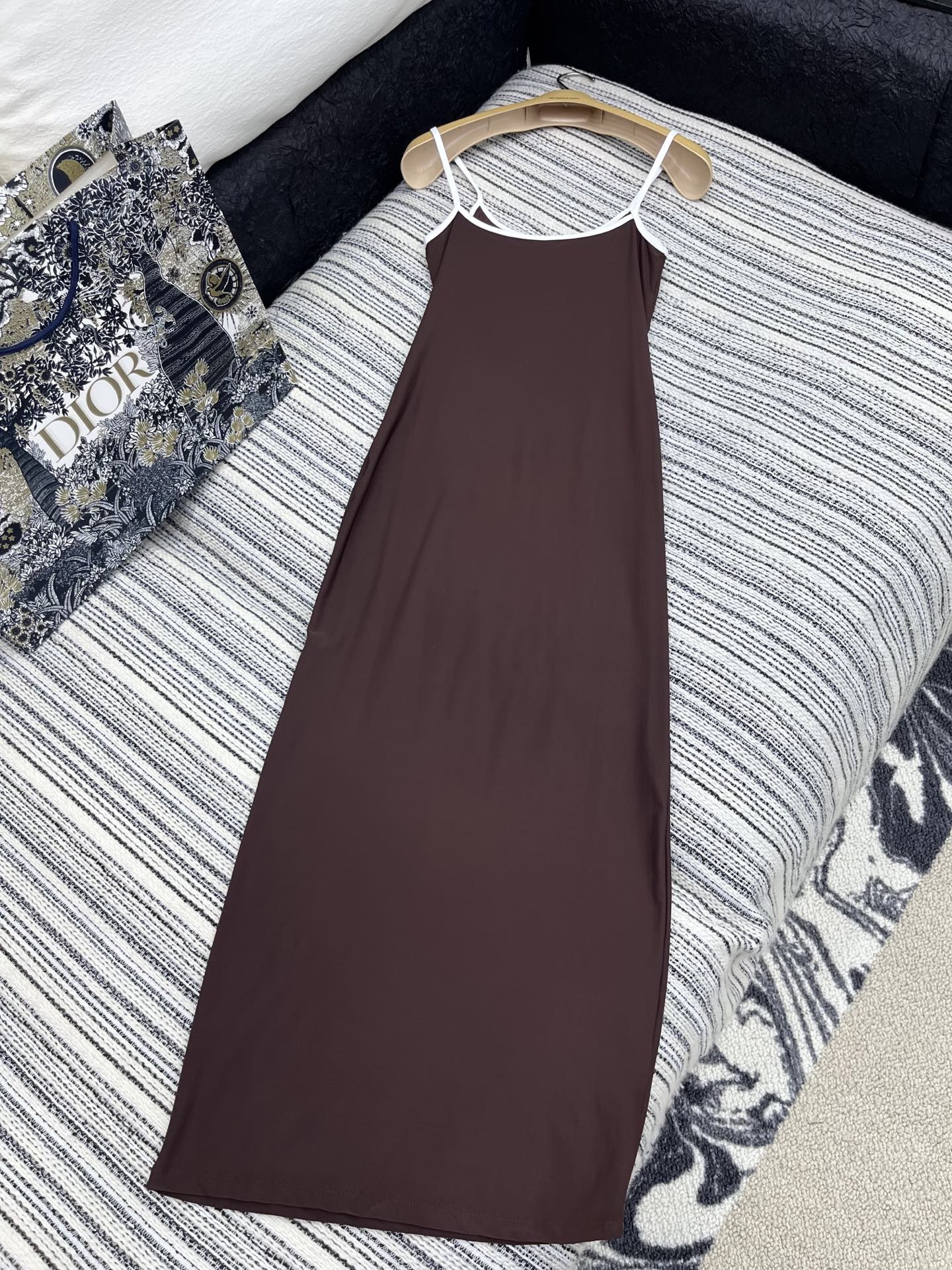 🛒𝐍𝐄𝐖 · 𝟐𝟎𝟐5/爆款现货

【原版定制】 Miu Mi*｜25春夏经典贴布绣撞色吊带裙
订制高品