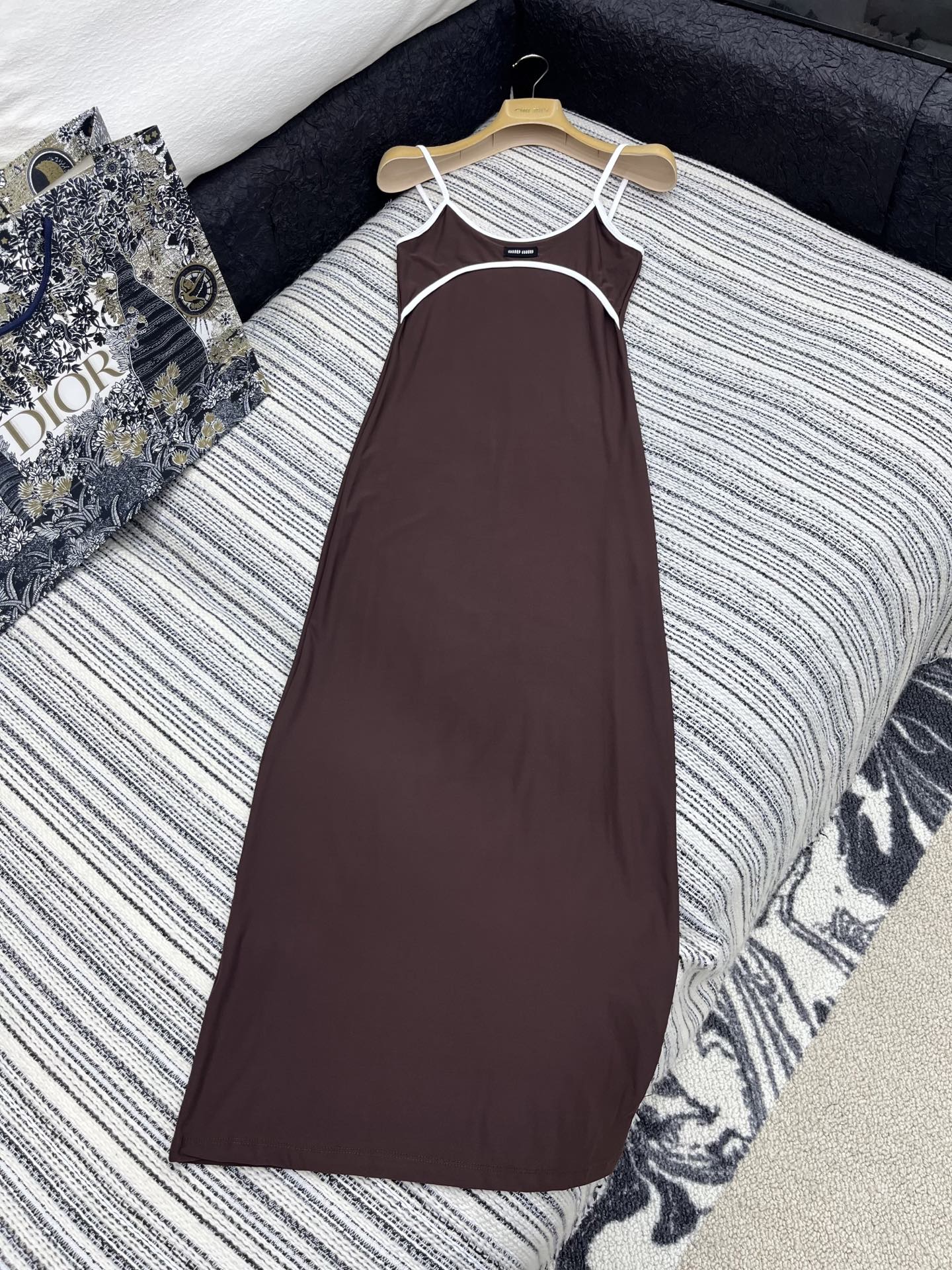 🛒𝐍𝐄𝐖 · 𝟐𝟎𝟐5/爆款现货

【原版定制】 Miu Mi*｜25春夏经典贴布绣撞色吊带裙
订制高品