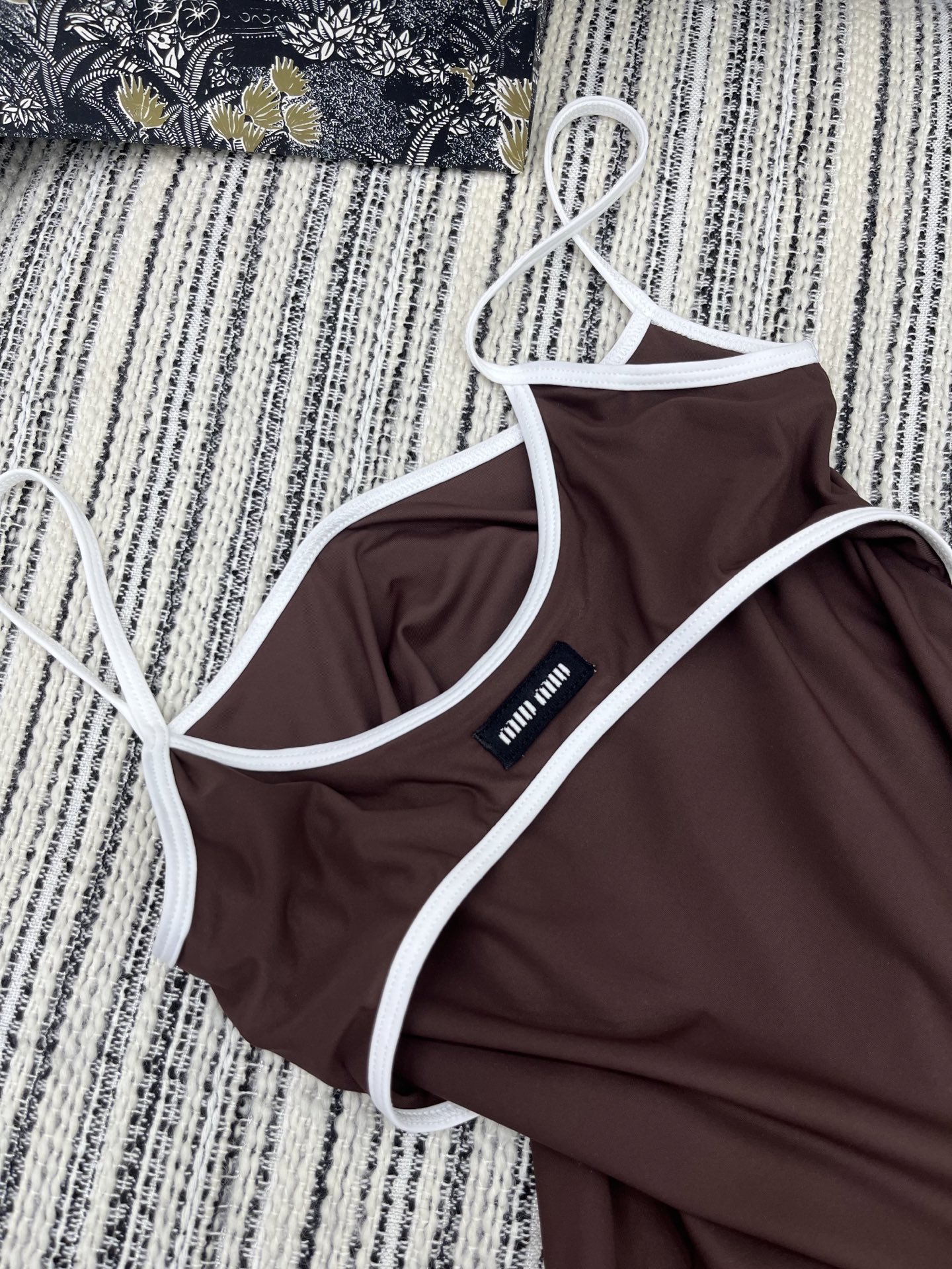 🛒𝐍𝐄𝐖 · 𝟐𝟎𝟐5/爆款现货

【原版定制】 Miu Mi*｜25春夏经典贴布绣撞色吊带裙
订制高品