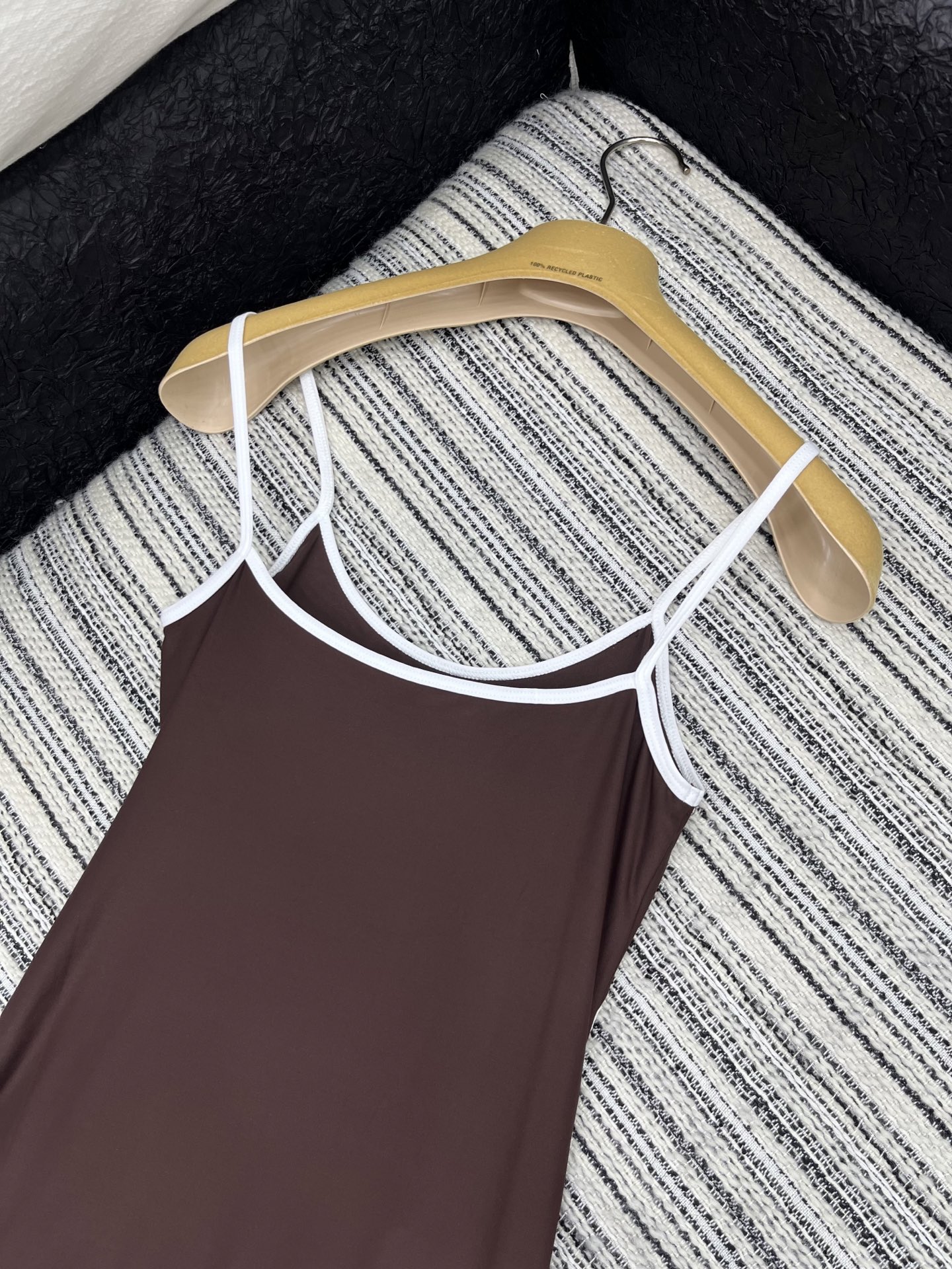 🛒𝐍𝐄𝐖 · 𝟐𝟎𝟐5/爆款现货

【原版定制】 Miu Mi*｜25春夏经典贴布绣撞色吊带裙
订制高品