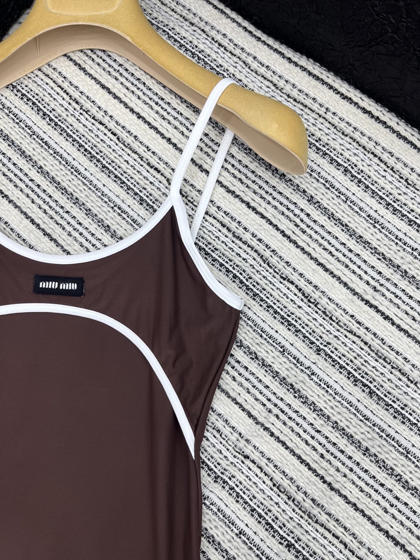 🛒𝐍𝐄𝐖 · 𝟐𝟎𝟐5/爆款现货

【原版定制】 Miu Mi*｜25春夏经典贴布绣撞色吊带裙
订制高品