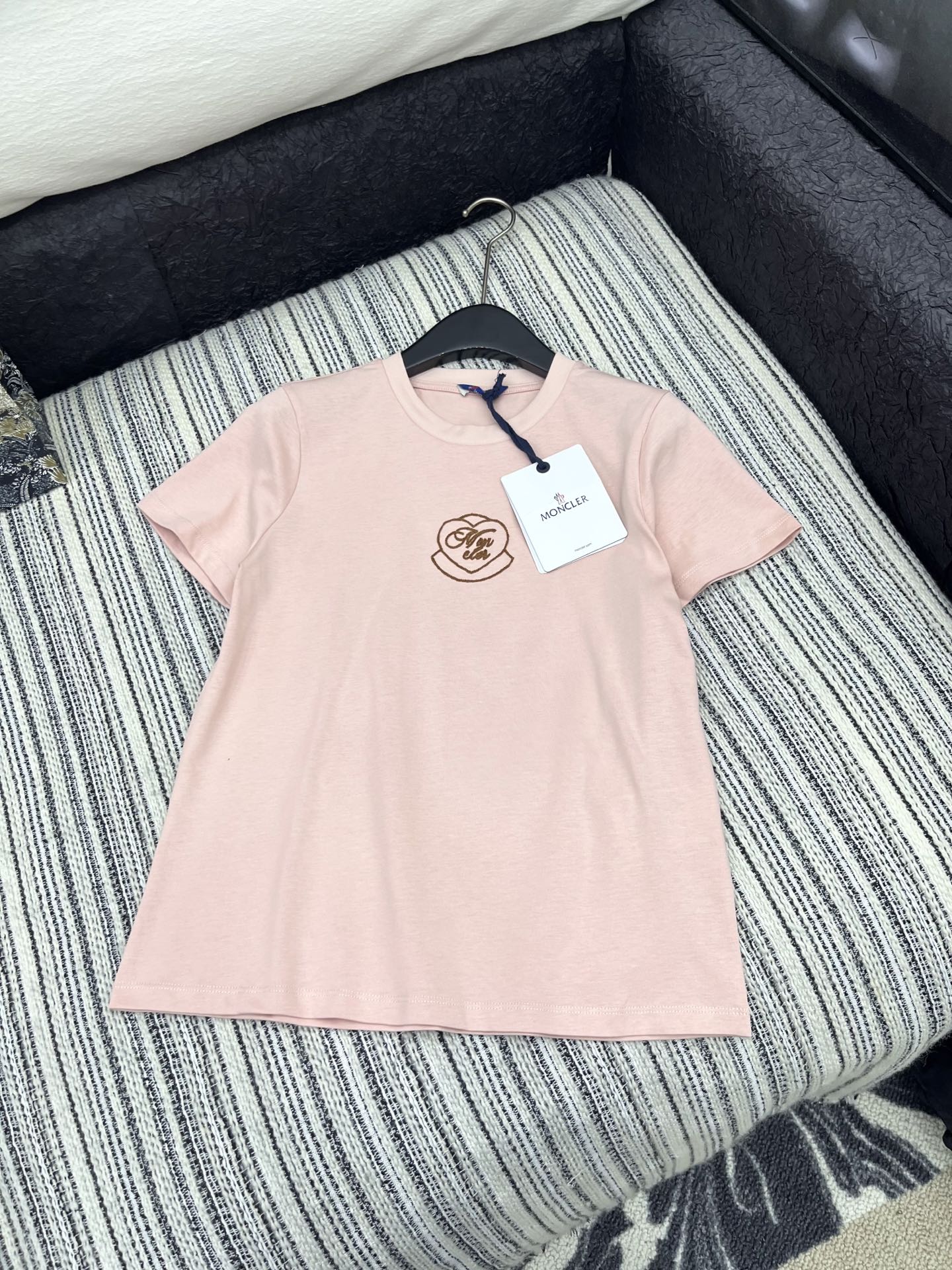 🛒𝐍𝐄𝐖 · 𝟐𝟎𝟐5/爆款现货

原单品质 Mon*｜25新品圆领刺绣短袖T恤
精致常规版型上身显瘦！