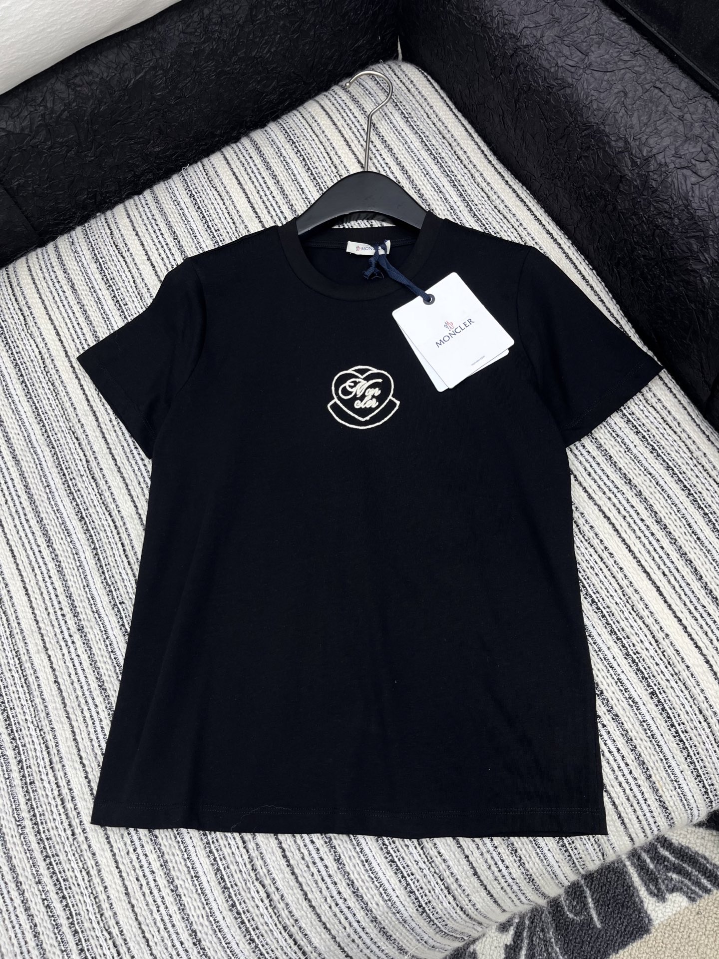 🛒𝐍𝐄𝐖 · 𝟐𝟎𝟐5/爆款现货

原单品质 Mon*｜25新品圆领刺绣短袖T恤
精致常规版型上身显瘦！