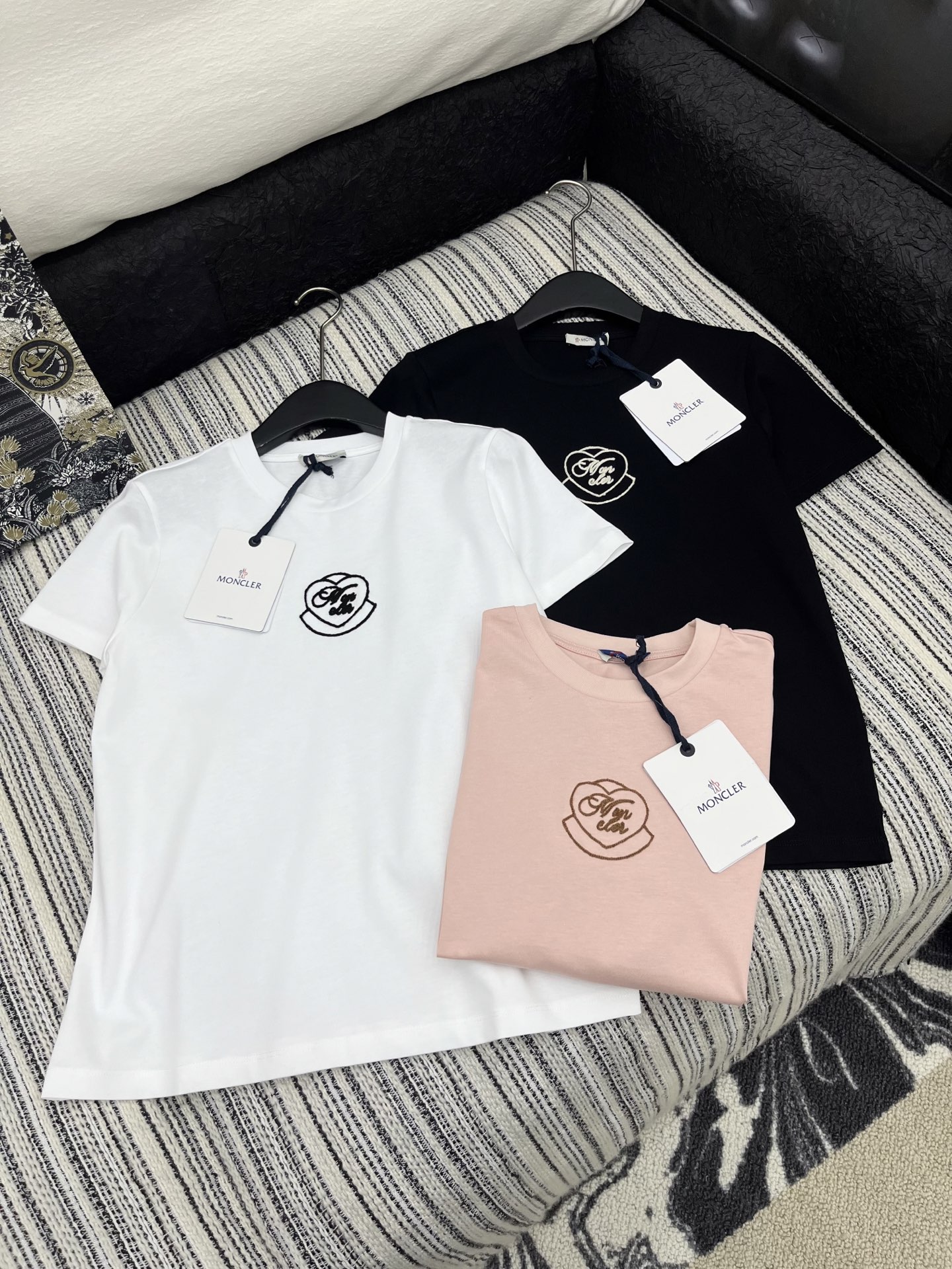 🛒𝐍𝐄𝐖 · 𝟐𝟎𝟐5/爆款现货

原单品质 Mon*｜25新品圆领刺绣短袖T恤
精致常规版型上身显瘦！