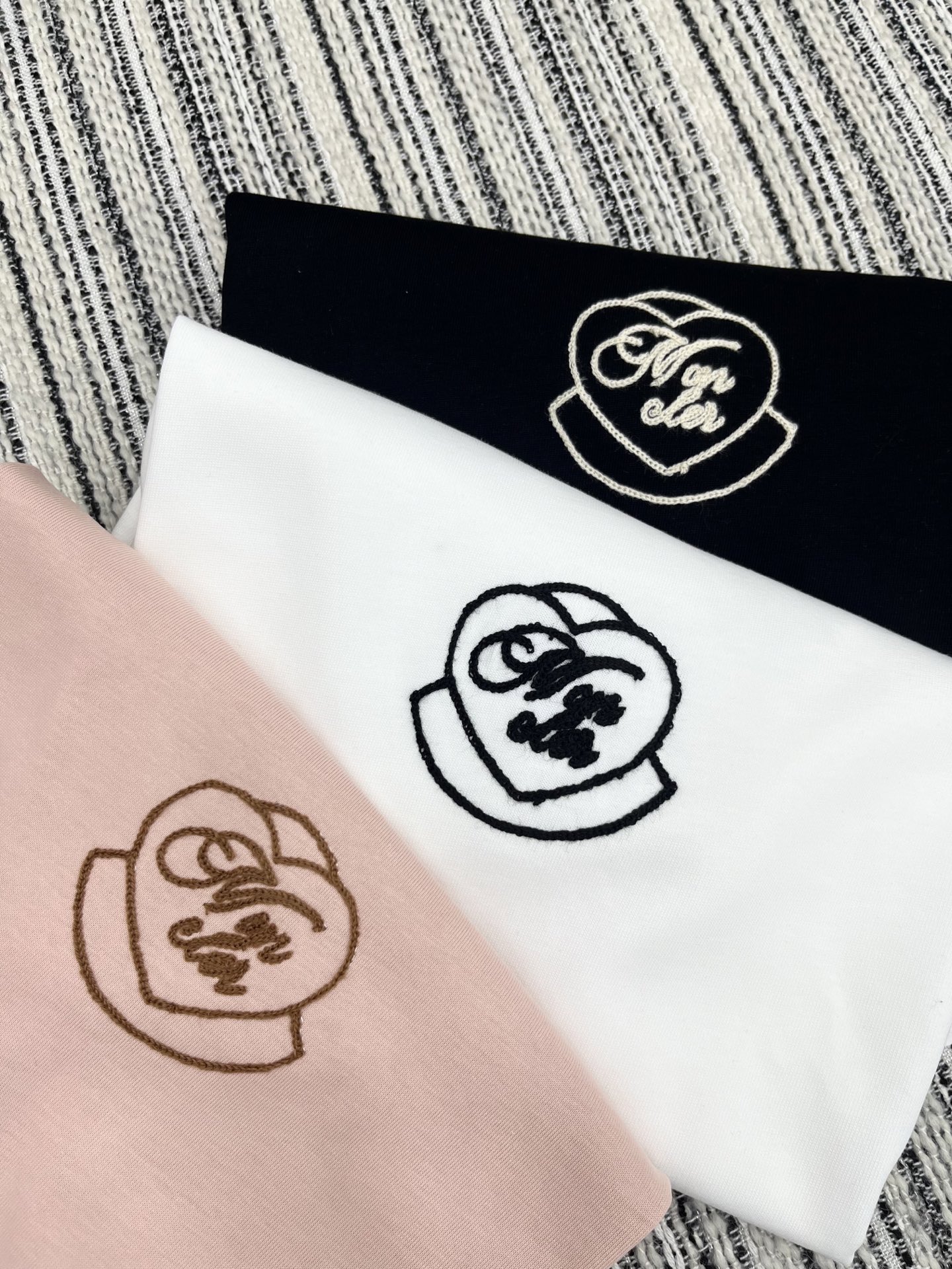 🛒𝐍𝐄𝐖 · 𝟐𝟎𝟐5/爆款现货

原单品质 Mon*｜25新品圆领刺绣短袖T恤
精致常规版型上身显瘦！
