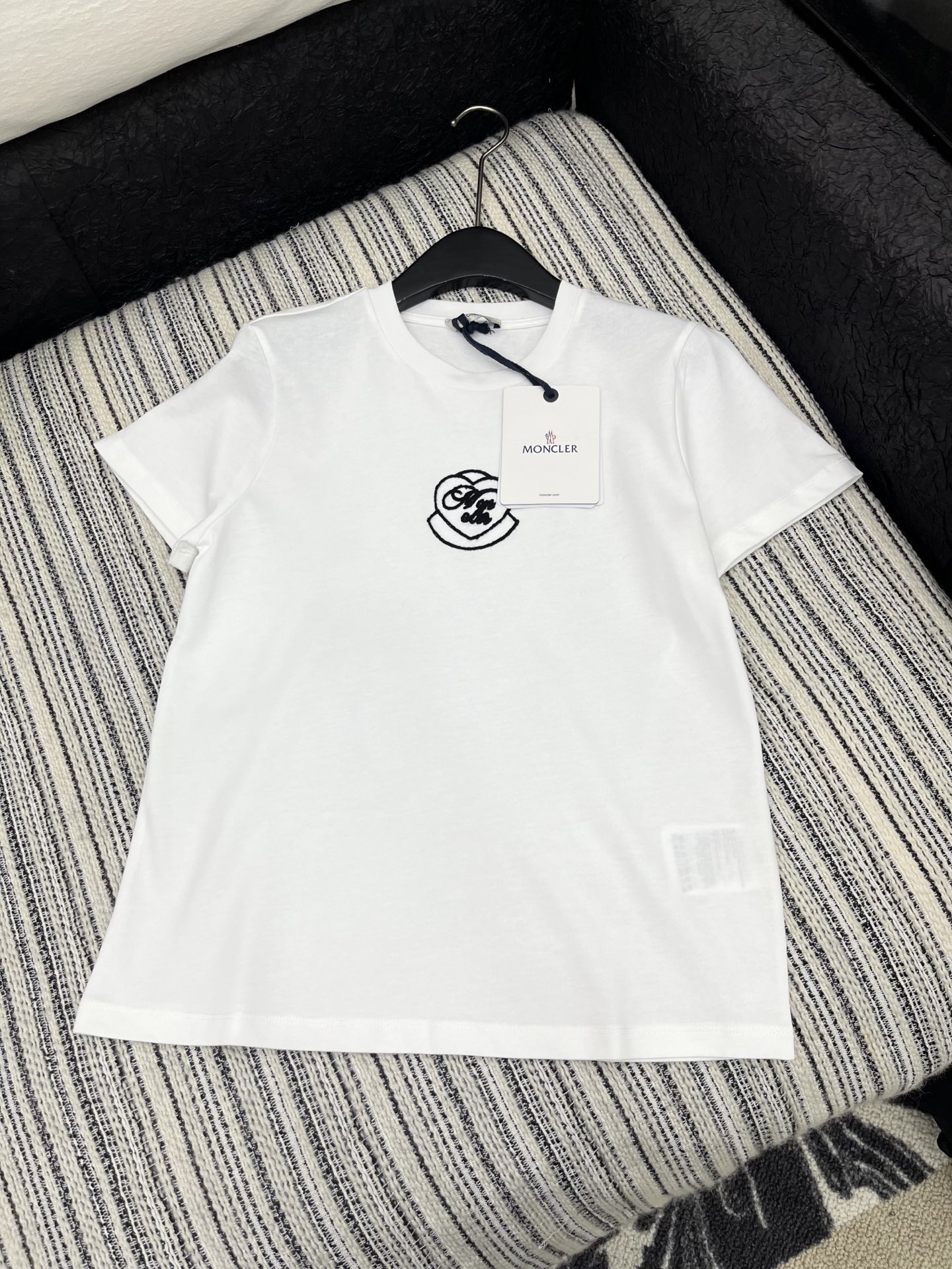 🛒𝐍𝐄𝐖 · 𝟐𝟎𝟐5/爆款现货

原单品质 Mon*｜25新品圆领刺绣短袖T恤
精致常规版型上身显瘦！