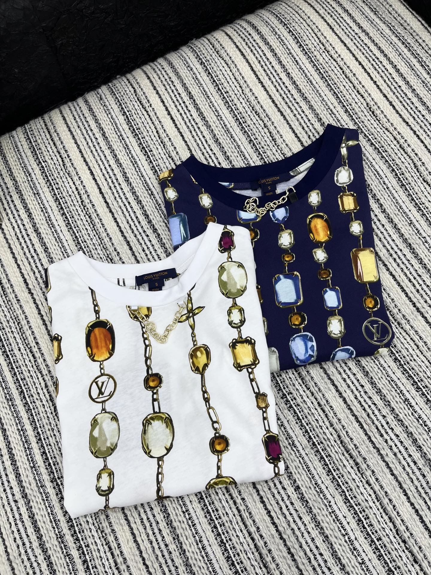 🛒𝐍𝐄𝐖 · 𝟐𝟎𝟐5/爆款现货

原单品质 LV*｜2025新品圆领印花𝑇𝑒𝑒
高腰短版型  定制YB