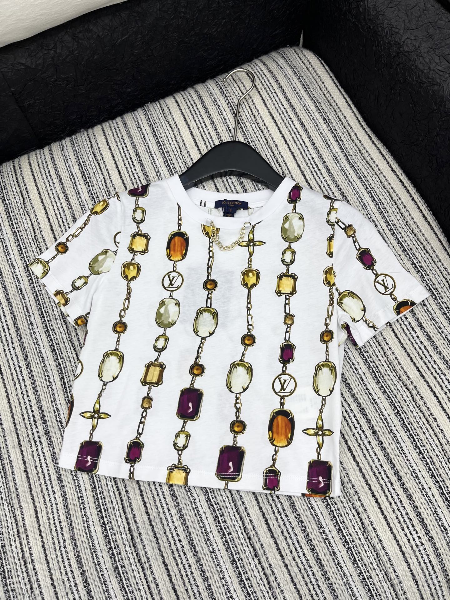 🛒𝐍𝐄𝐖 · 𝟐𝟎𝟐5/爆款现货

原单品质 LV*｜2025新品圆领印花𝑇𝑒𝑒
高腰短版型  定制YB
