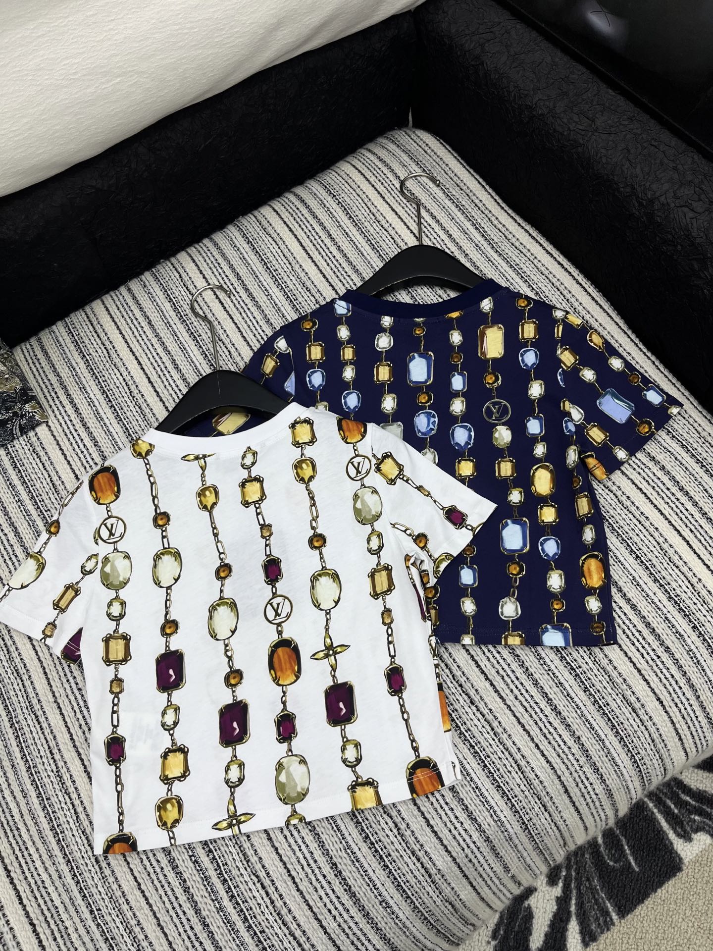 🛒𝐍𝐄𝐖 · 𝟐𝟎𝟐5/爆款现货

原单品质 LV*｜2025新品圆领印花𝑇𝑒𝑒
高腰短版型  定制YB