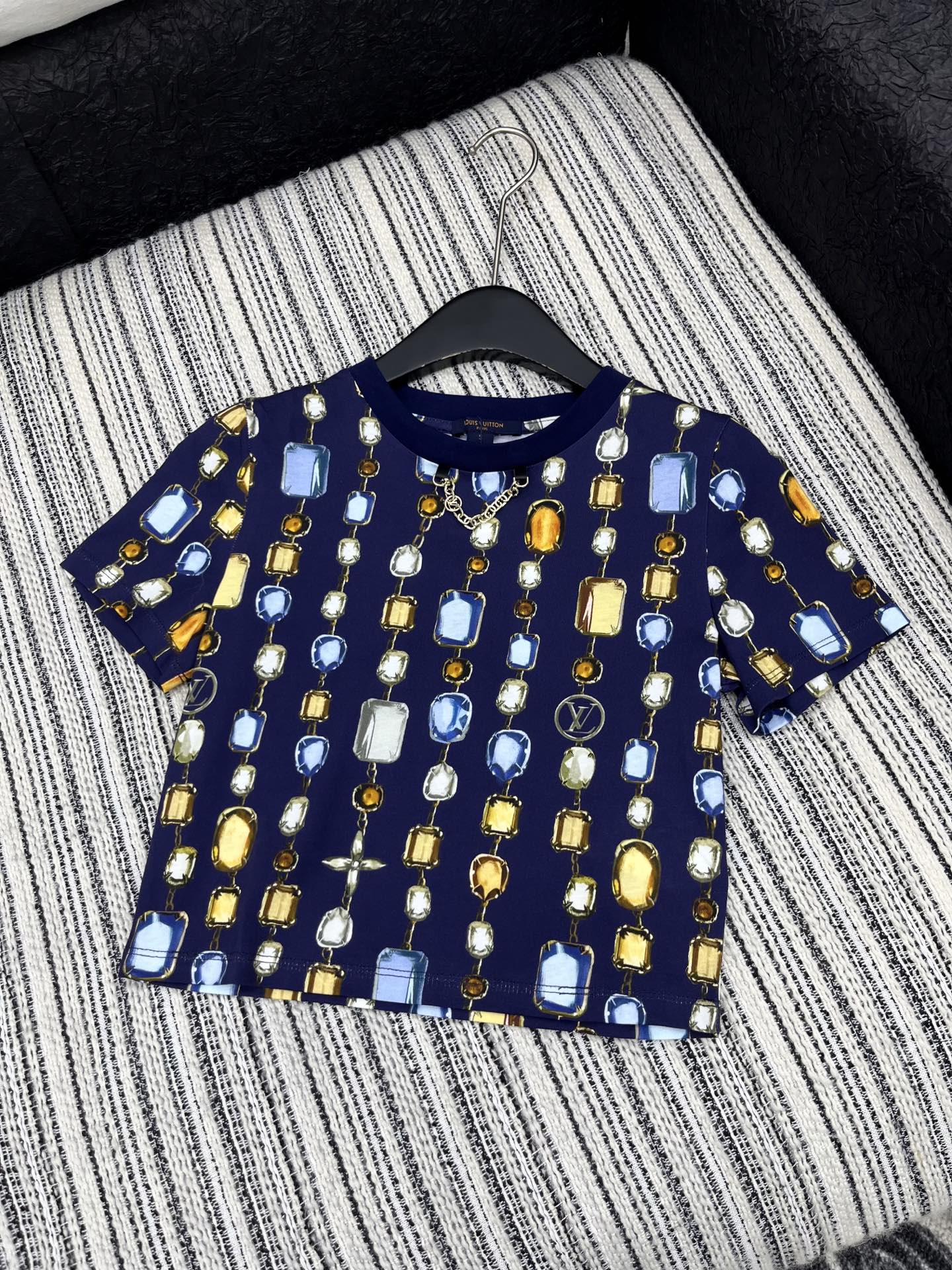 🛒𝐍𝐄𝐖 · 𝟐𝟎𝟐5/爆款现货

原单品质 LV*｜2025新品圆领印花𝑇𝑒𝑒
高腰短版型  定制YB