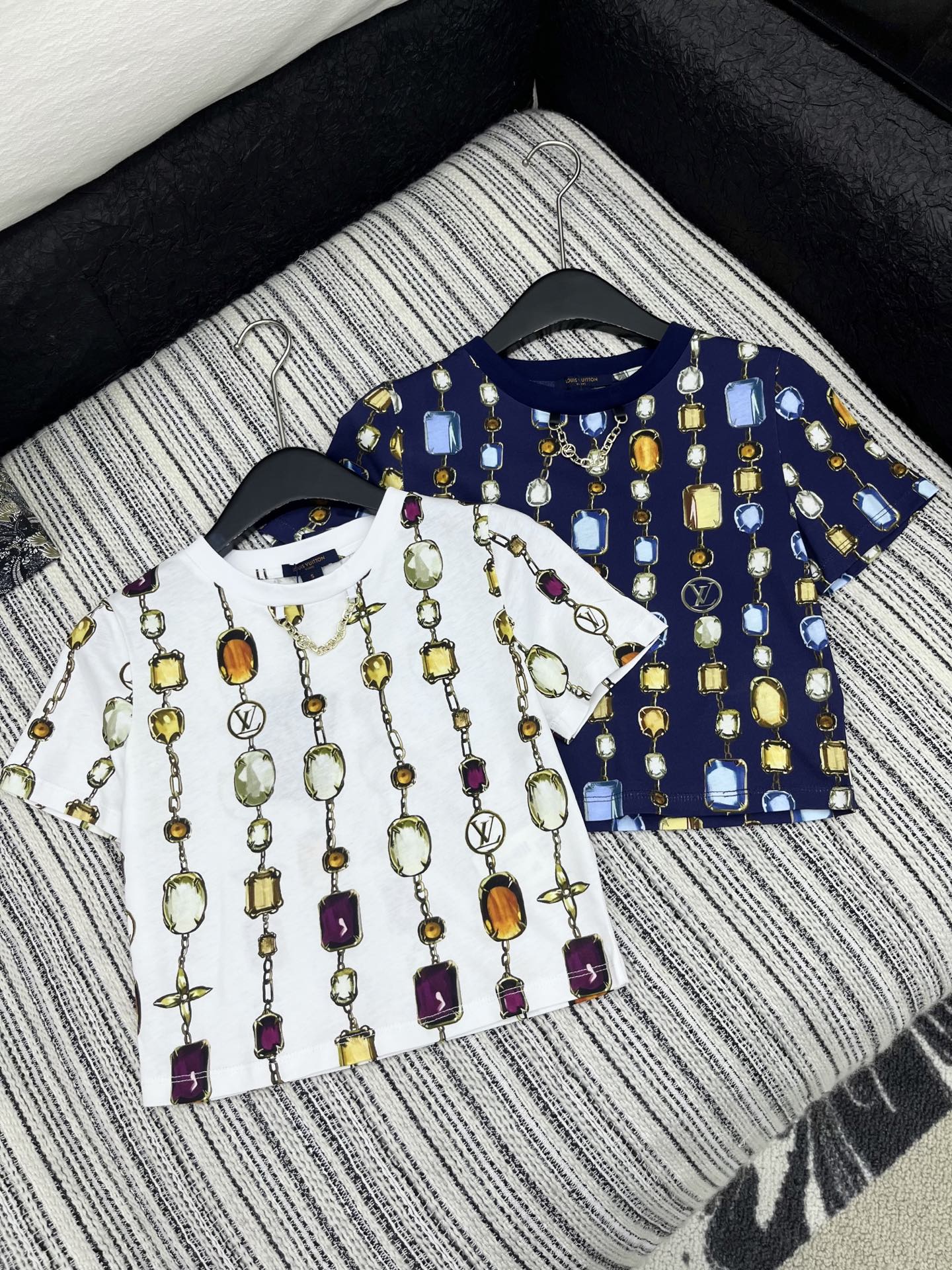 🛒𝐍𝐄𝐖 · 𝟐𝟎𝟐5/爆款现货

原单品质 LV*｜2025新品圆领印花𝑇𝑒𝑒
高腰短版型  定制YB