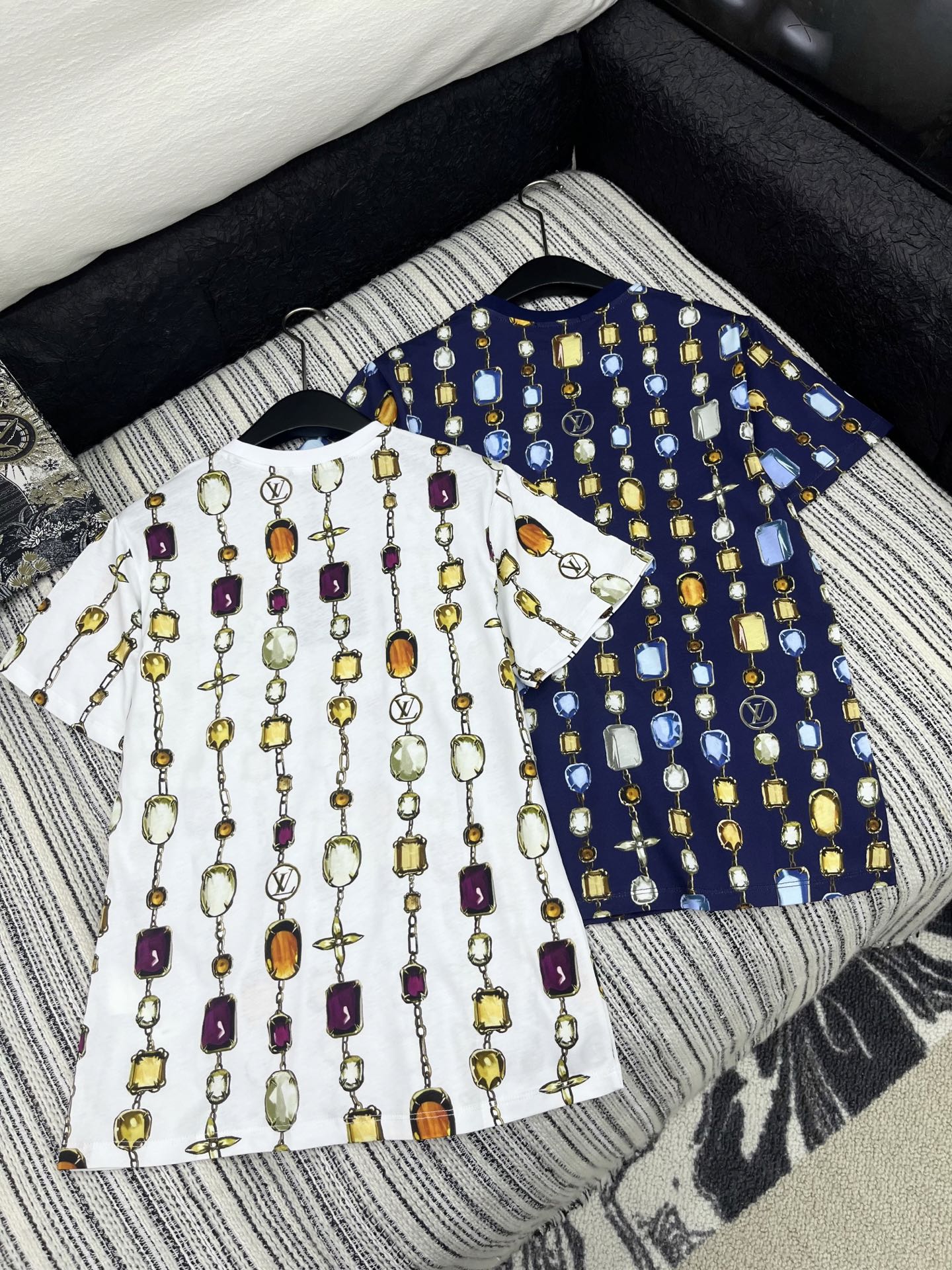 🛒𝐍𝐄𝐖 · 𝟐𝟎𝟐5/爆款现货

原单品质 LV*｜2025新品圆领印花𝑇𝑒𝑒
常规版型  定制YB全