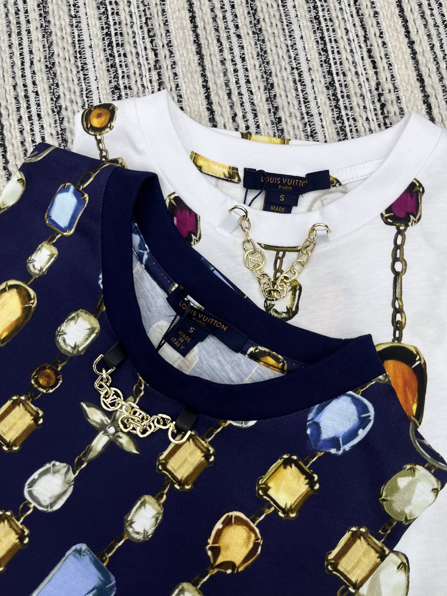 🛒𝐍𝐄𝐖 · 𝟐𝟎𝟐5/爆款现货

原单品质 LV*｜2025新品圆领印花𝑇𝑒𝑒
常规版型  定制YB全