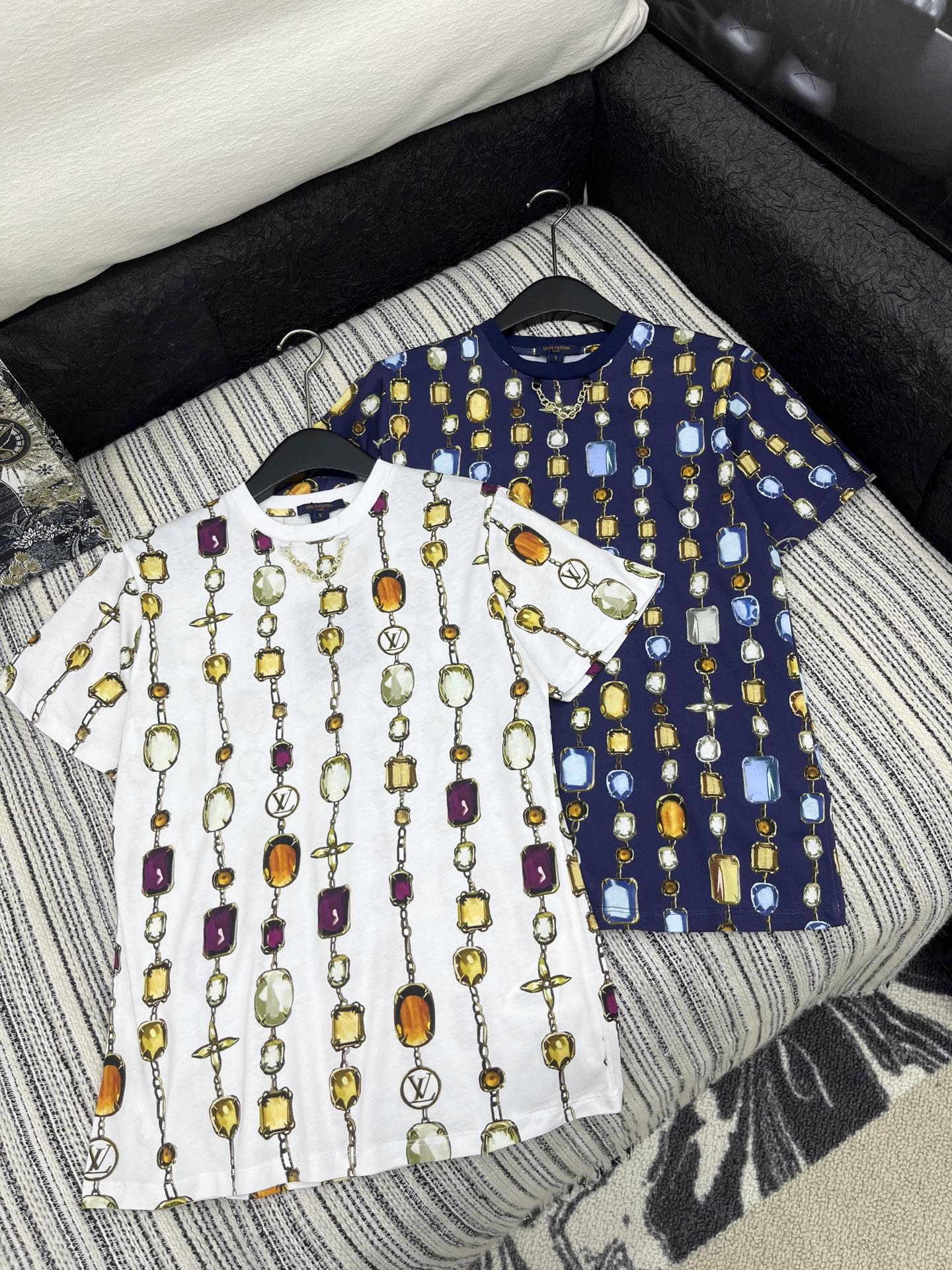 🛒𝐍𝐄𝐖 · 𝟐𝟎𝟐5/爆款现货

原单品质 LV*｜2025新品圆领印花𝑇𝑒𝑒
常规版型  定制YB全