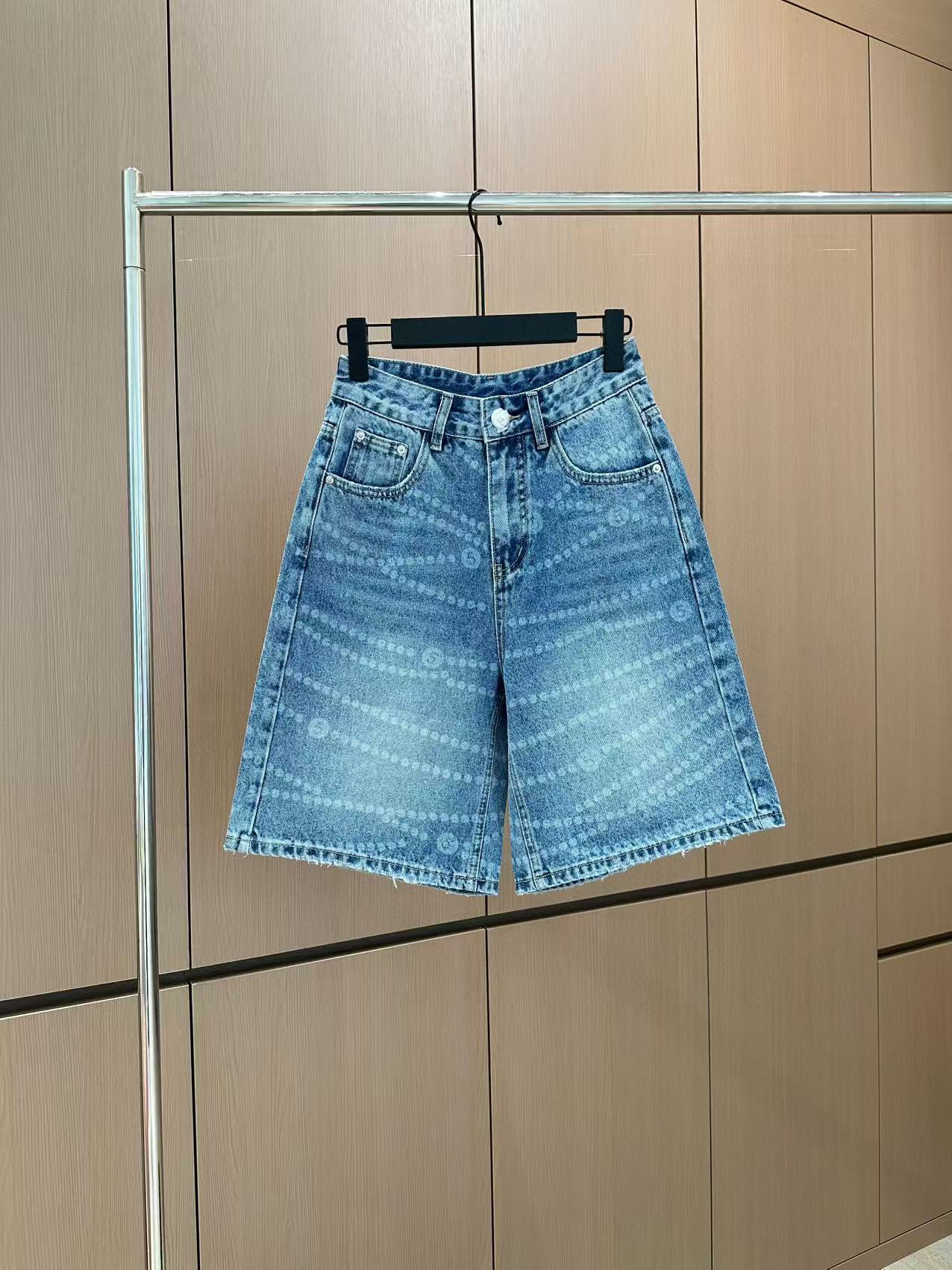 🛒𝐍𝐄𝐖 · 𝟐𝟎𝟐5/爆款现货

原单品质  设计师｜经典印花五分牛仔裤
夏天必须得安排一条中裤，休闲