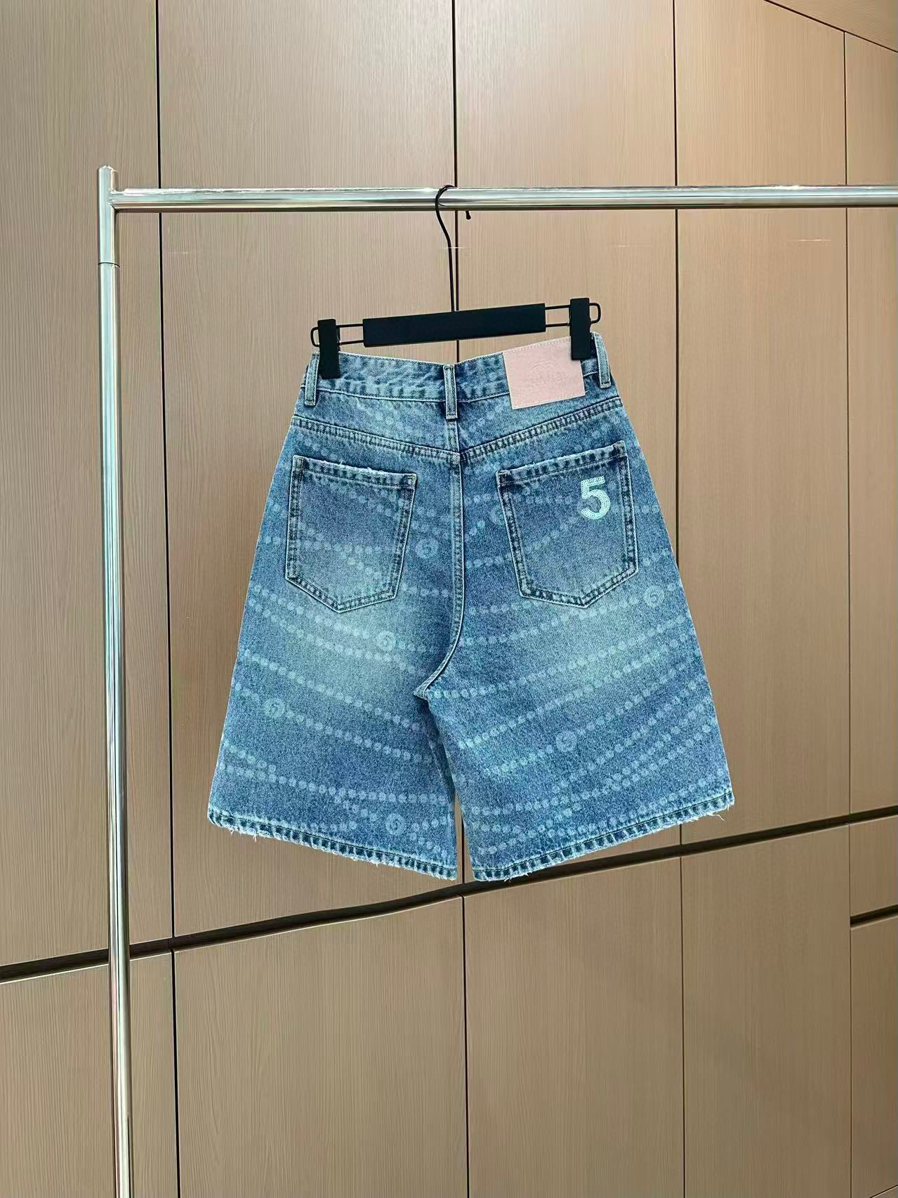 🛒𝐍𝐄𝐖 · 𝟐𝟎𝟐5/爆款现货

原单品质  设计师｜经典印花五分牛仔裤
夏天必须得安排一条中裤，休闲