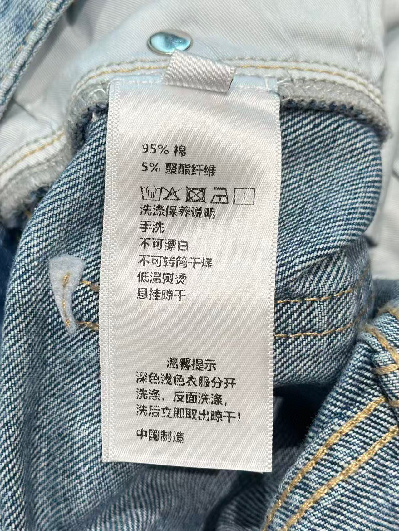 🛒𝐍𝐄𝐖 · 𝟐𝟎𝟐5/爆款现货

原单品质  设计师｜经典印花五分牛仔裤
夏天必须得安排一条中裤，休闲