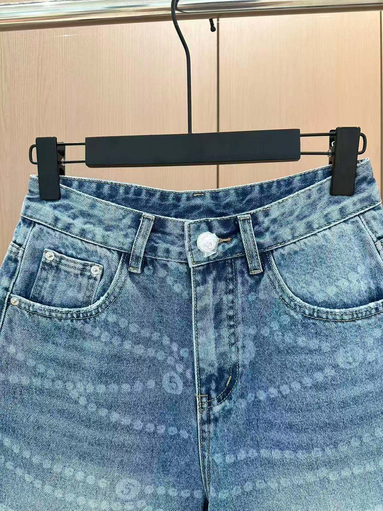 🛒𝐍𝐄𝐖 · 𝟐𝟎𝟐5/爆款现货

原单品质  设计师｜经典印花五分牛仔裤
夏天必须得安排一条中裤，休闲