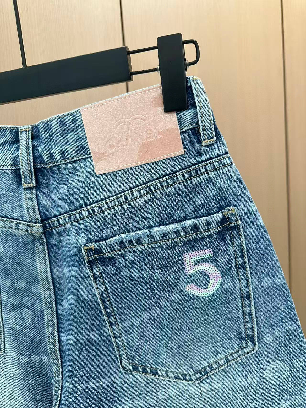 🛒𝐍𝐄𝐖 · 𝟐𝟎𝟐5/爆款现货

原单品质  设计师｜经典印花五分牛仔裤
夏天必须得安排一条中裤，休闲