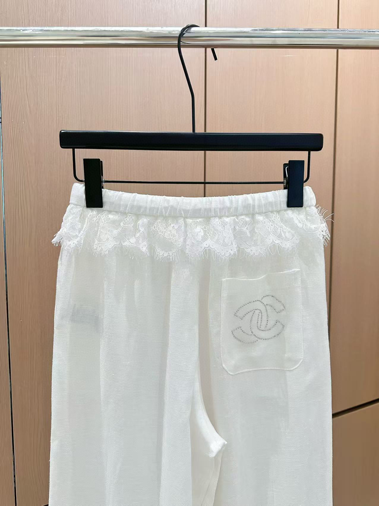 🛒𝐍𝐄𝐖 · 𝟐𝟎𝟐5/爆款现货

原单品质  Chan*｜25新款麻料休闲裤
订制高品质面料质感超赞！