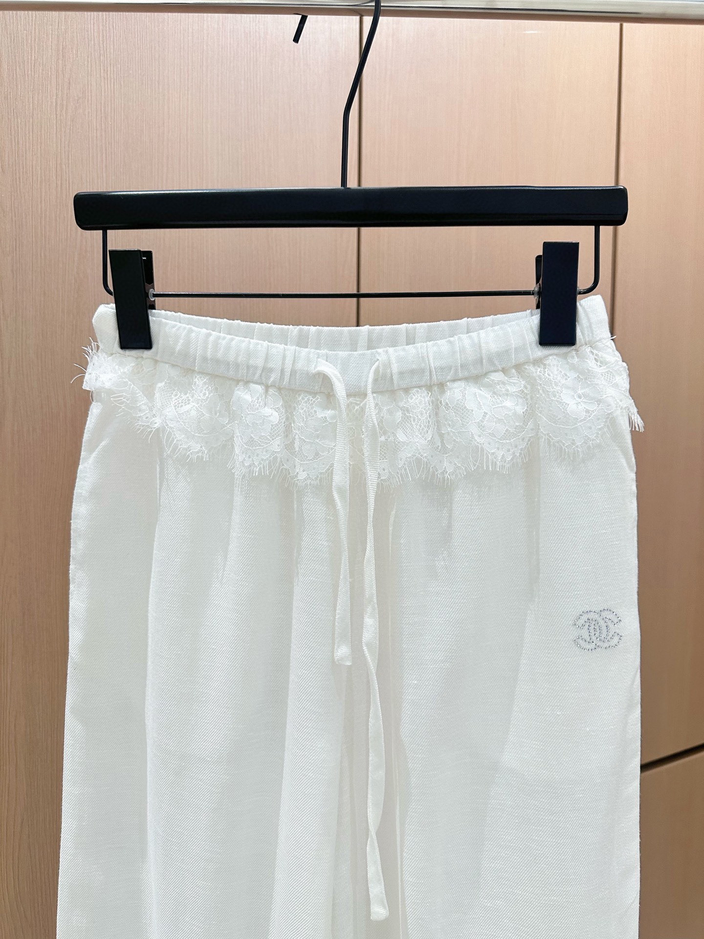 🛒𝐍𝐄𝐖 · 𝟐𝟎𝟐5/爆款现货

原单品质  Chan*｜25新款麻料休闲裤
订制高品质面料质感超赞！