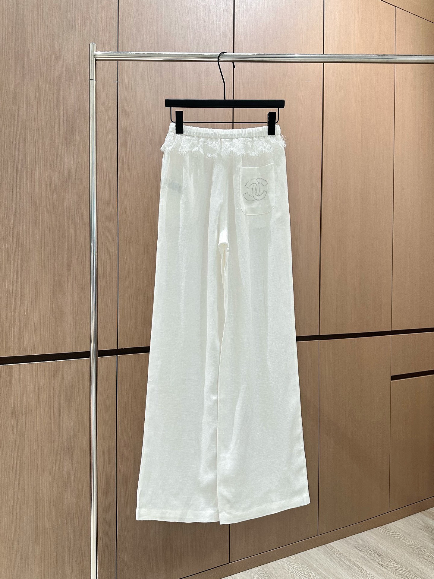 🛒𝐍𝐄𝐖 · 𝟐𝟎𝟐5/爆款现货

原单品质  Chan*｜25新款麻料休闲裤
订制高品质面料质感超赞！