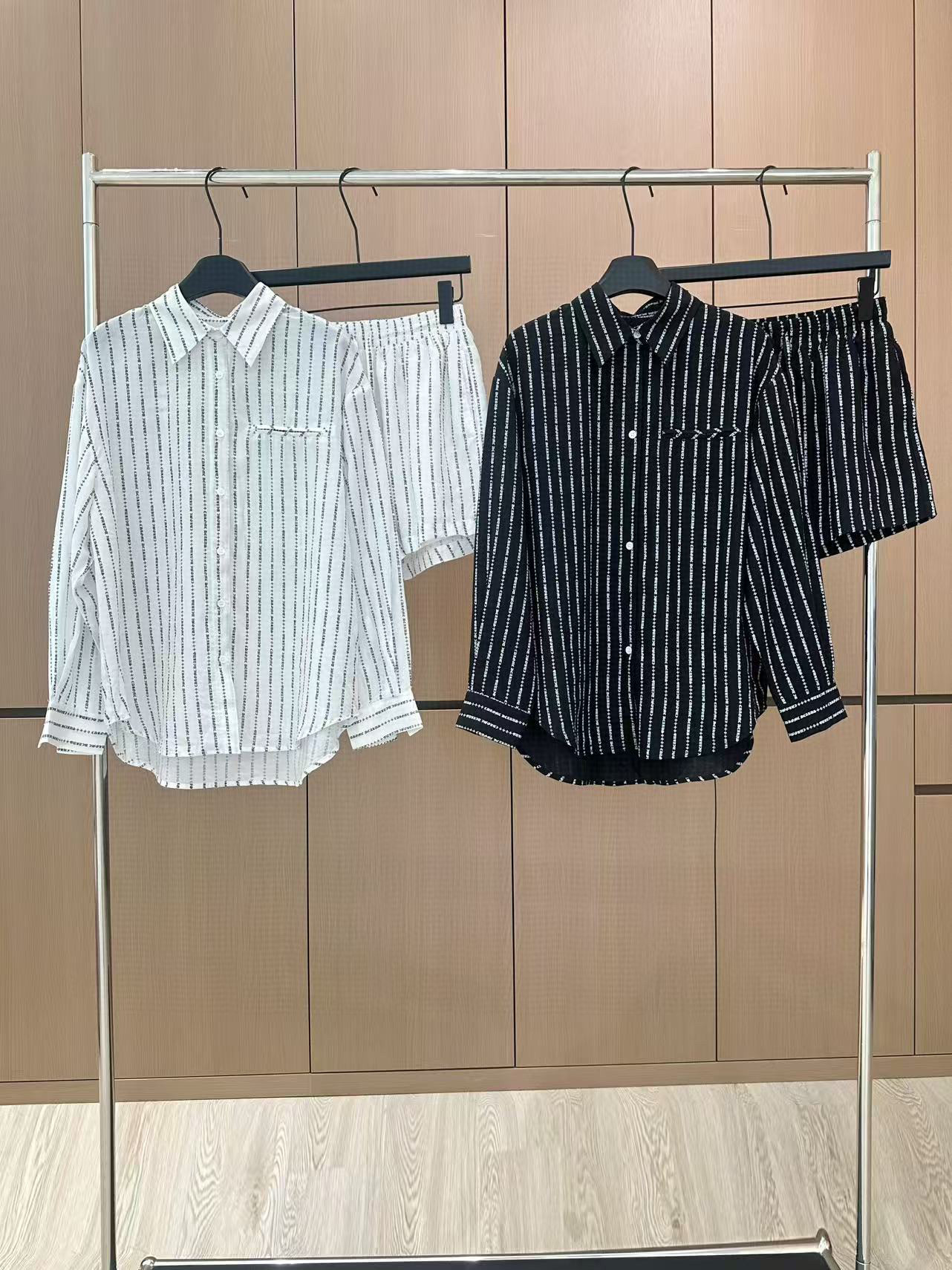 🛒𝐍𝐄𝐖 · 𝟐𝟎𝟐5/爆款现货

原单品质  小众｜25新品衬衫套装！
定制翻领衬衫 搭配松紧抽绳短裤