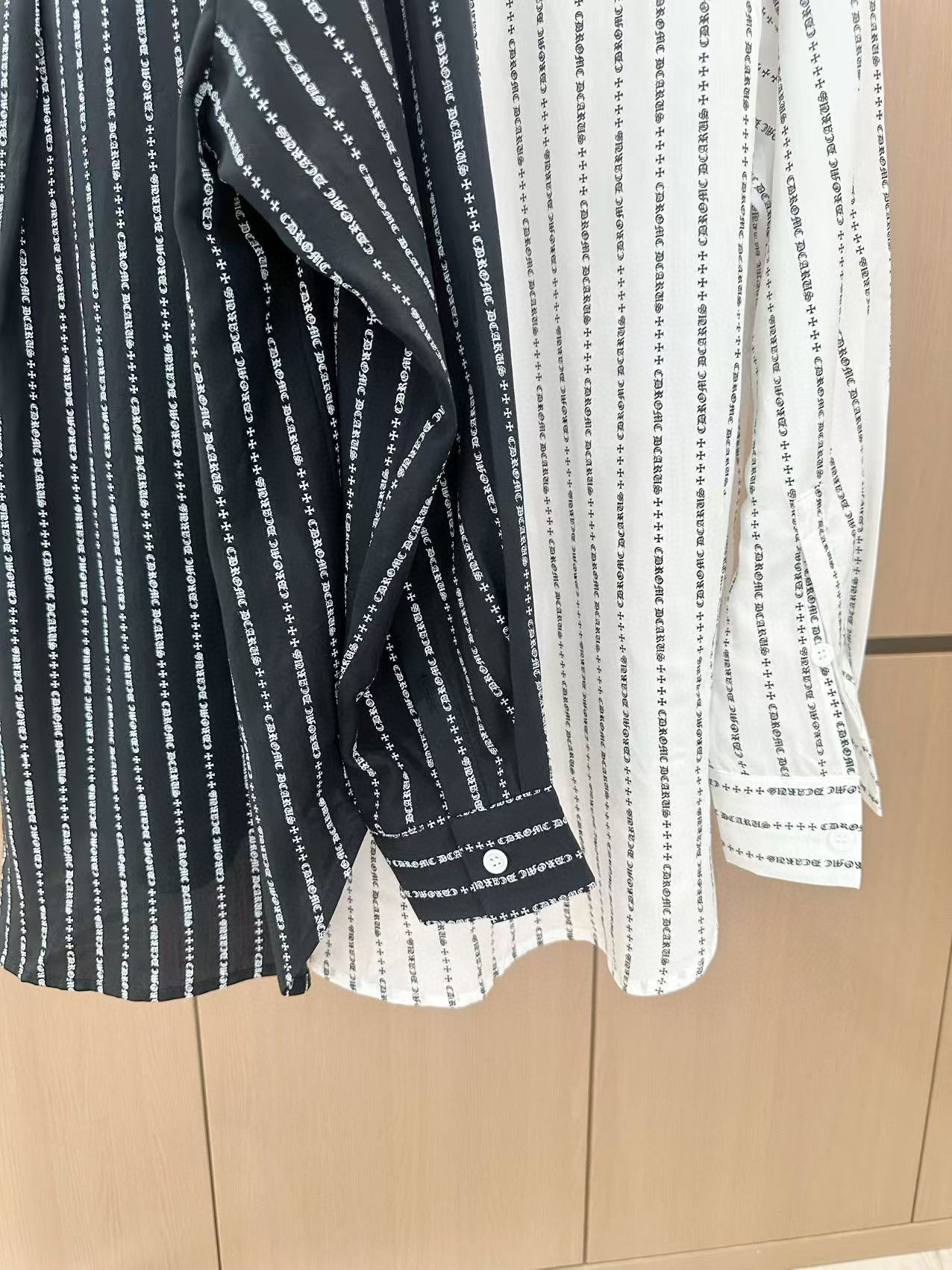 🛒𝐍𝐄𝐖 · 𝟐𝟎𝟐5/爆款现货

原单品质  小众｜25新品衬衫套装！
定制翻领衬衫 搭配松紧抽绳短裤
