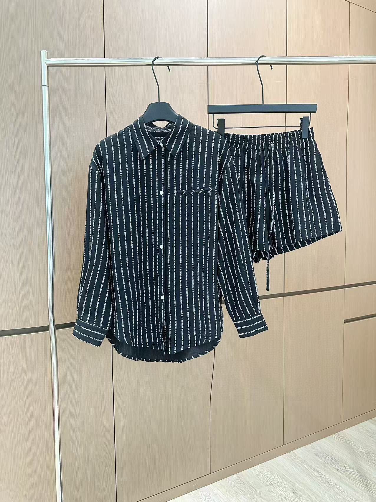 🛒𝐍𝐄𝐖 · 𝟐𝟎𝟐5/爆款现货

原单品质  小众｜25新品衬衫套装！
定制翻领衬衫 搭配松紧抽绳短裤